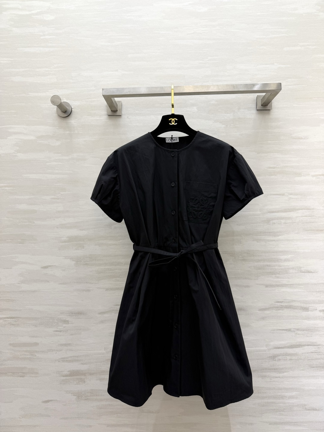 NO:923172,Loew embroidered pocket shirt dress｜Minimalist commuting ceiling round neck puff short sleeves modify the shoulder line Fully open button design at the front for easy putting on and taking off Comes with a belt of the same color at the waist A casual series outlines the slender waistline The iconic Anagram embroidery on the pockets is low-key and exquisite with a full c texture The cotton-like fabric is breathable and crisp, suitable for daily commuting and dating!  Off-white is gentle and intellectual, black is calm and slimming, the two colors are high-quality customization, available in stock first size S/M/L (S size shoulder width 45, bust 94, skirt length 83),,loewe,skirts,shirts,T-shirt,19860909Loew刺绣口袋衬衫连衣裙｜极简通勤天花板圆领泡泡短袖修饰肩线 前襟全开扣设计穿脱方便腰间自带同色系腰带 随意一系勾勒纤细腰线 口袋标志性Anagram刺绣低调精致c质感拉满 棉感面料透气挺括 日常通勤、约会都适配！米白温柔知性 黑色沉稳显瘦 两色闭眼入高品质定制 现货首发sizeS/M/L（s码肩宽45,胸围94,裙长83）,,loewe,skirts,shirts,T-shirt,,Women's clothing