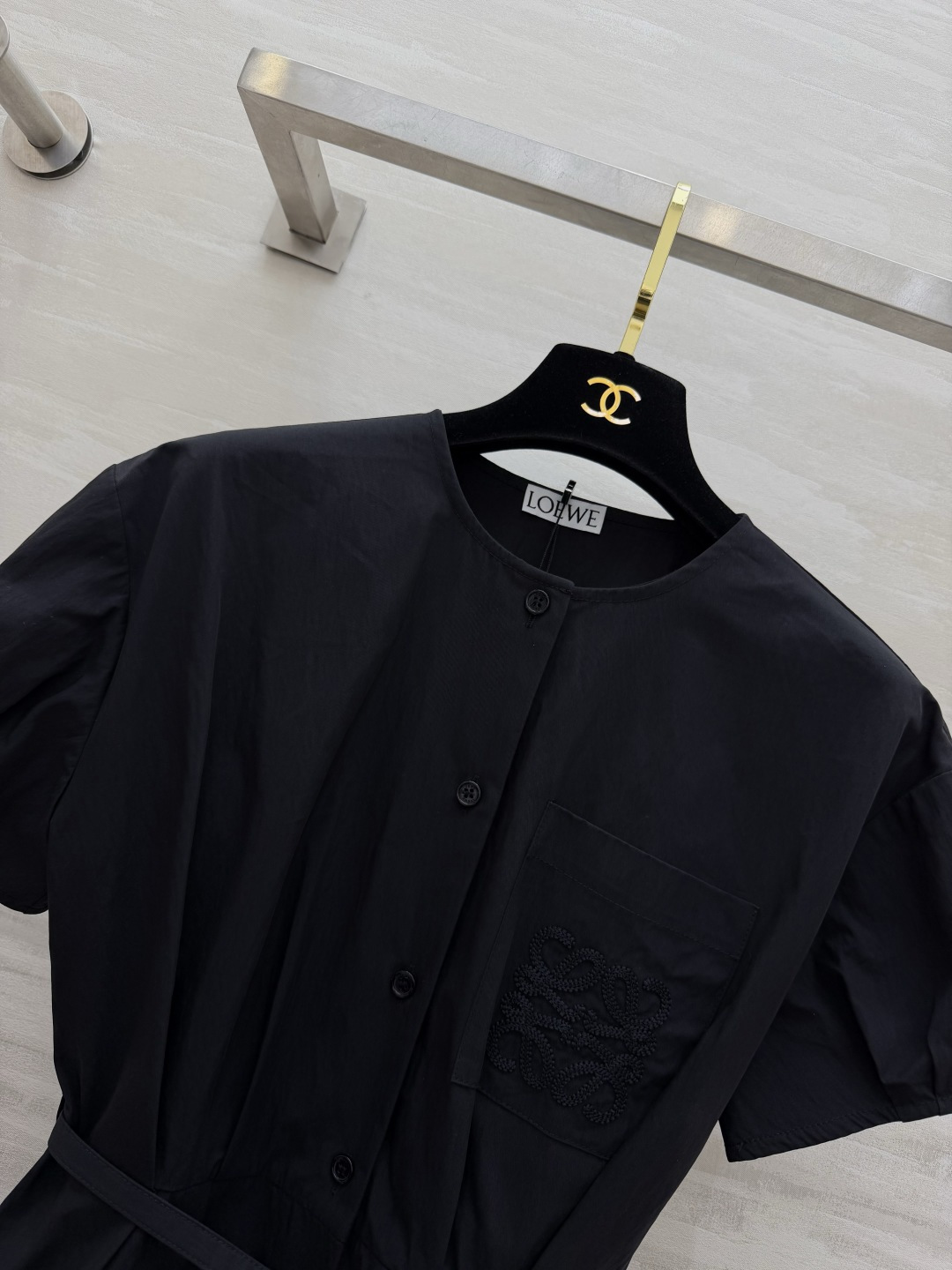 Loew♡²⁴刺绣口袋衬衫连衣裙｜极简通勤天花板圆领泡泡短袖修饰肩线 前襟全开扣设计穿脱方便腰间自带同色