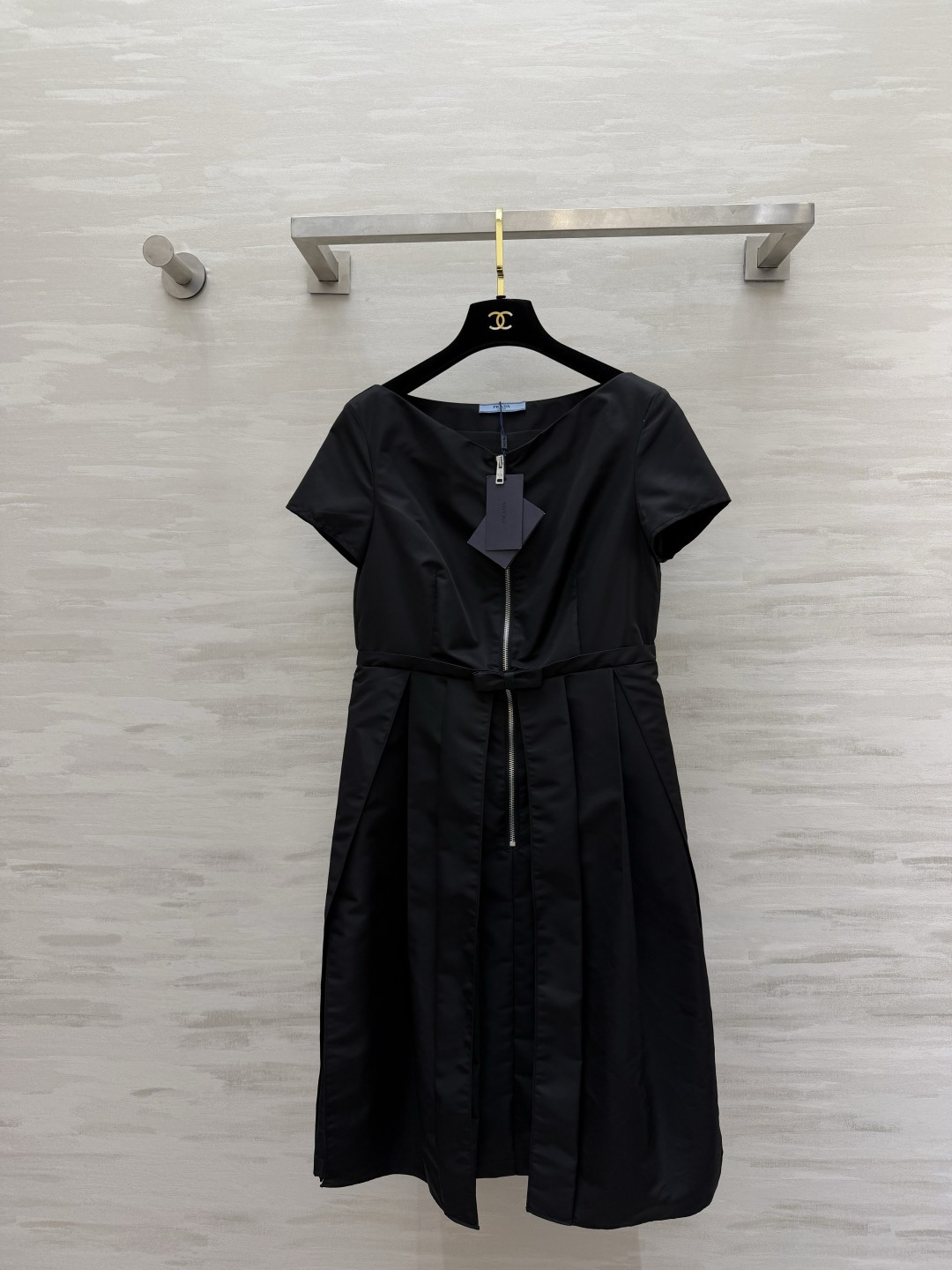 NO:923247,The PradFW black dress that never goes wrong has a minimalist and elegant silhouette. The neckline is elegant and slimming. The bow at the waist is gentle. The front zipper. The three-dimensional pleated skirt is directly full of layers. The crisp fabric is not easy to wrinkle. The upper body is slim and neat. It is suitable for daily commuting and attending small gatherings!  A little black dress for all your important occasions!  High-quality customization, available in stock first size S/M/L (S size shoulder width 36, bust 84, skirt length 93), Prada-clothing, prada, prada, skirts,19860909永不出错的PradFW黑色礼裙 极简大气的版型 领口优雅显瘦 腰间蝴蝶结温柔加分 前拉链 立体褶裙层次感直接拉满 挺括面料不易皱 上身显瘦又利落 日常通勤、出席小聚会都适配！一条小黑裙承包你所有重要场合！高品质定制 现货首发sizeS/M/L（s码肩宽36,胸围84,裙长93）,普拉达-服装,prada,prada,skirts,,Women's clothing