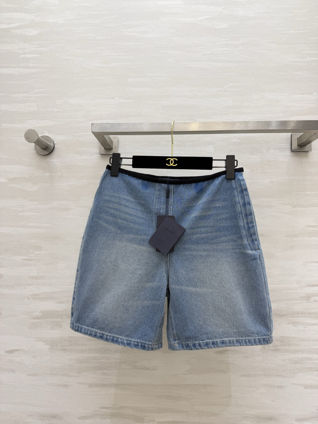 NO:923286,Prad contrasting color elastic waist denim shorts, retro washed light blue｜black hemmed elastic waist, straight five-quarter trousers, covers the crotch and hides the muscles, making you look slimmer. Soft washed denim fabric, breathable and comfortable, side pocket design, simple and low-key without exaggerated logos, versatile and easy to wear tops, can be worn for daily commuting and outing, high quality customization  Available in stock first size S/M/L (S size waist 70, hip 94, pants length 41.5), Prada-clothing, prada, prada,19860909Prad撞色松紧腰牛仔五分裤 复古水洗浅蓝｜黑色包边松紧腰 直筒五分裤型 遮胯藏肉显瘦 柔软水洗牛仔面料 透气舒适 侧边口袋设计 简约低调无浮夸标识 百搭不挑上衣 通勤出游日常皆可穿 高品质定制 现货首发sizeS/M/L（s码腰围70,臀围94,裤长41.5）,普拉达-服装,prada,prada,,Women's clothing