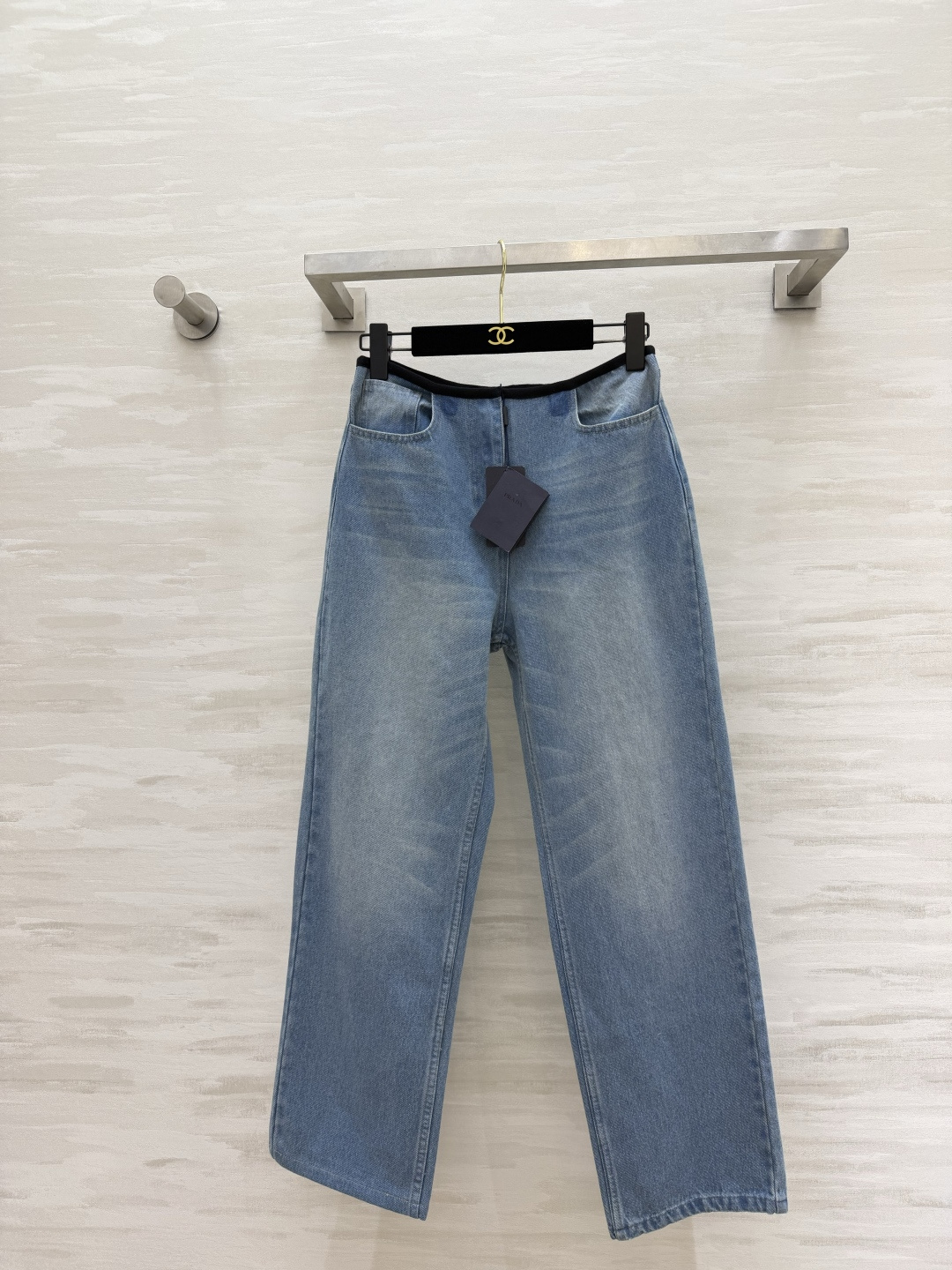 NO:923295,Prad black-edged elastic waist wide-leg jeans Retro light blue washed denim｜Contrast elastic waistband Loose straight wide-leg version Hidden flesh and long legs Soft washed denim fabric Breathable and comfortable Classic front pockets Minimalist and low-key version Versatile for commuting/traveling/leisure Wearable in all seasons High-quality customization  Available in stock first size S/M/L (S size waist 72, hip 94, pants length 97), Prada-clothing, prada, prada, jeans,19860909Prad黑边松紧腰阔腿牛仔裤 复古浅蓝水洗牛仔｜撞色松紧腰头 宽松直筒阔腿版型 藏肉显腿长 柔软水洗牛仔面料 透气舒适 经典前插口袋 极简低调版型 通勤/出游/休闲百搭 四季可穿 高品质定制 现货首发sizeS/M/L（s码腰围72,臀围94,裤长97）,普拉达-服装,prada,prada,jeans,,Women's clothing