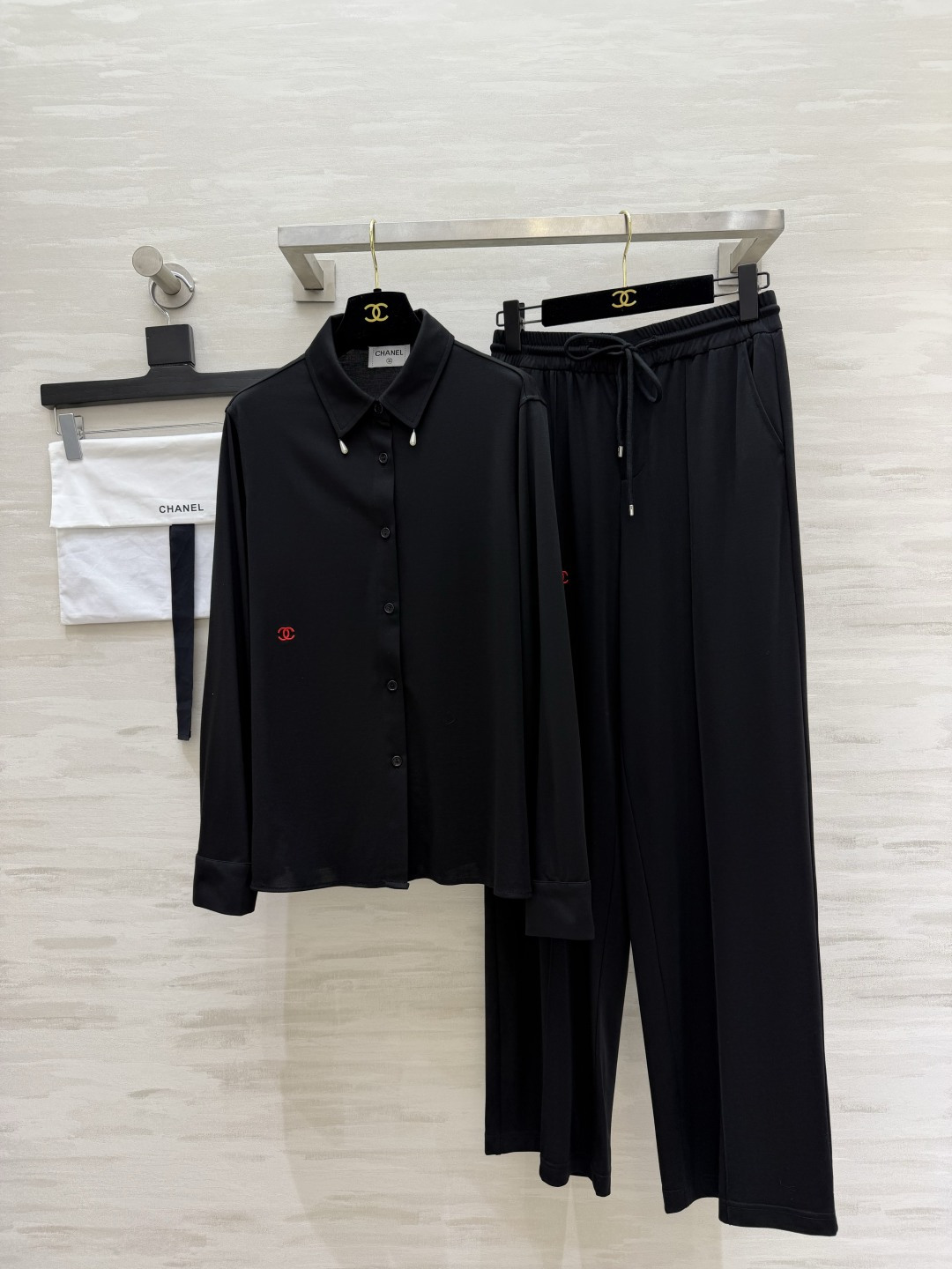 NO:924458,Chane red label embroidery suit, lapel long-sleeved shirt, drawstring wide-leg trousers, soft and waxy drape fabric, comfortable and breathable, red double C embroidery on the chest, low-key and luxurious, elastic drawstring waistband, hiding the flesh and making the legs longer!  Available in black/hemp gray, the set is versatile enough to be worn alone. It can be used for commuting, home, or travel!  High-quality customization, available in stock first size S/M/L (S size shoulder width 42.5, bust 102, length 62, pants waist 68, hips 96, pants length 102),,chanel,shirts,19860909Chane红标刺绣套装 翻领长袖衬衫 抽绳阔腿长裤 软糯垂感面料 舒适透气 胸口红色双C刺绣 低调轻奢 松紧抽绳裤腰 藏肉显腿长！黑/麻灰两色 成套单穿皆百搭 通勤、居家、出游一套搞定！高品质定制 现货首发sizeS/M/L（s码肩宽42.5,胸围102,衣长62,裤子腰围68,臀围96,裤长102）,,chanel,shirts,,Women's clothing