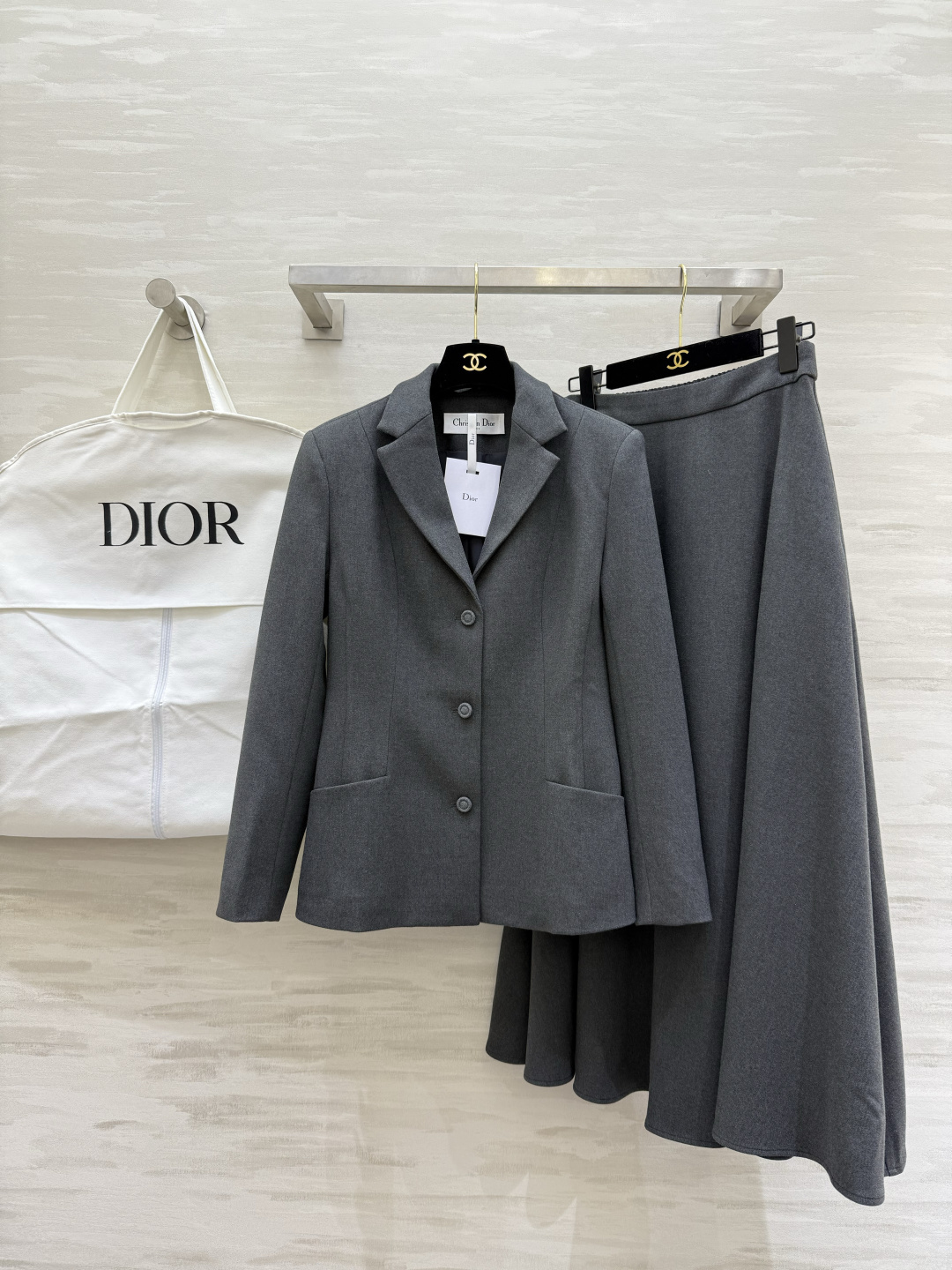 NO:926862,#DIO New Suit Suit Slim-fitting blazer + high-waisted long skirt Elegant and high-end coat with gun lapels Three-button design Sharp tailoring Highlights your capable temperament  coats, business suits,19860909#DIO新款 西装套装 修身西装外套+高腰长裙 优雅高级 外套枪驳领 三粒扣设计 剪裁利落 凸显干练气质 A字伞裙设计走路自带优雅氛围 高品质定制 现货首发sizeS/M/L/XL（S码肩宽39,胸围98,衣长62,半裙腰围66,裙长88）,迪奥-服装,dior,dior,skirts,jackets & coats,business suit,,Women's clothing