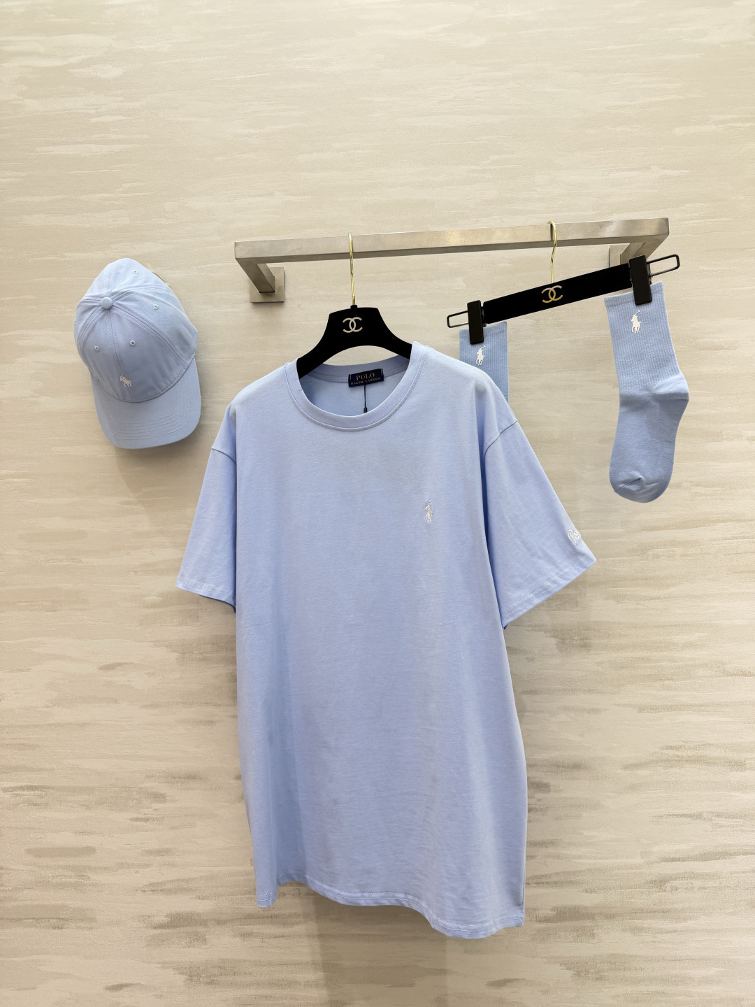 NO:925467,Ralph Lauren classic casual series (three-piece set) oversize T-shirt + baseball cap + mid-calf socks with the same standard. Comes in one set, easy to create a relaxed street look!  Textured embroidery + soft and waxy fabric, suitable for daily use and going out on the street!  High-quality customization, available in stock first size S/M/L (S size shoulder width: 52, bust: 112, length: 75), versace, tees, t-shirt, hats,19860909拉夫劳伦经典休闲系列（三件套） oversizeT恤+棒球帽+同标中筒袜 一套配齐,轻松拿捏松弛街头感！ 质感刺绣+软糯面料,日常/出街都适配！ 高品质定制 现货首发sizeS/M/L（s码肩宽:52,胸围:112,衣长:75）,,versace,tees，t-shirt,hats,,Women's clothing