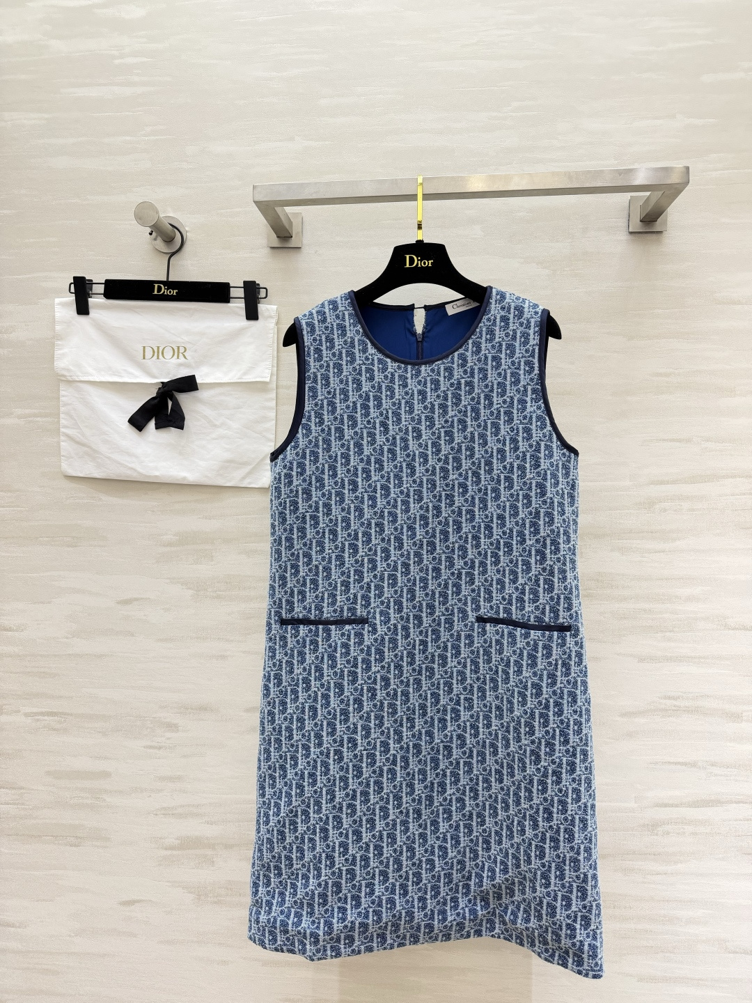 NO:927221,Dio's classic presbyopic sleeveless straight skirt. Timeless navy blue jacquard printed with Oblique logo. Clean round neck. Contrast color edging. Double pockets are practical and exquisite. The straight version is not flattering on the figure. You can hide the fat and slim down with just one click!  Suitable for commuting/afternoon tea/short trips!  Low-key and elegant, you don’t have to worry about matching, but you still have your own aura. High-quality customization. Available in stock first size S/M/L (S size bust 92, skirt length 86), dior, skirts,19860909Dio经典老花无袖直筒裙 永不过时的藏青提花满印Oblique标识 利落圆领 撞色包边 双口袋实用又精致 直筒版型不挑身材 藏肉显瘦一键拿捏！通勤/下午茶/短途出游都适配！低调显贵 不用费心搭配也自带气场高品质定制 现货首发sizeS/M/L（s码胸围92,裙长86）,,dior,skirts,,Women's clothing