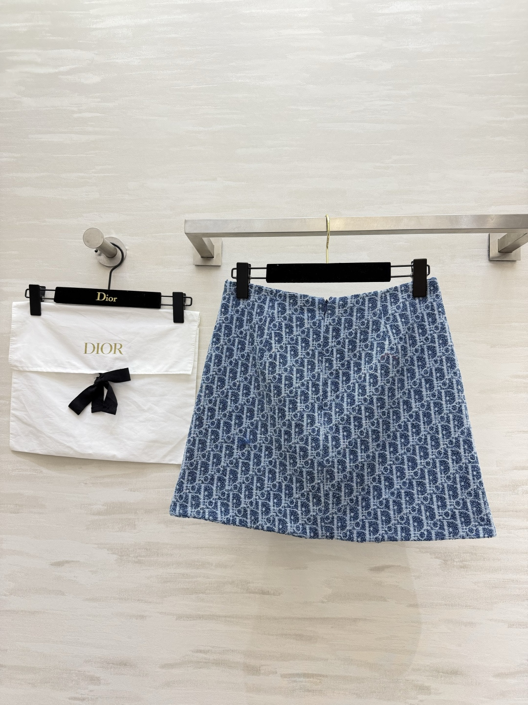 NO:927197,DioOblique classic presbyopic A-line skirt and baseball jacket from the same series, complete set!  Refreshing blue all-over printed jacquard fabric. The texture is high-end and durable. Standard high-waist tailoring. Elevate the waistline and change the ratio in seconds. Simple A-line shape to hide the crotch and cover the flesh. Invisible zipper on the back waist. Smooth to put on and take off without getting stuck. Wear alone to look refreshing and reduce age. Pair with the same series of jackets to complete the upper body!  One set for commuting, dating, and afternoon tea. Low-key and elegant. High-quality customization. Available in stock first size S/M/L (S size waist 68, hip 94, skirt length 37), dior, skirts, jackets & coats, jackets & coats,19860909DioOblique经典老花A字短裙 同系列棒球夹克、成套配齐！清爽蓝满印提花面料 肌理感高级耐看 标准高腰剪裁 拉高腰线 秒变三七分比例 简约A字版型藏胯遮肉 后腰隐形拉链 穿脱顺滑不卡身 单穿清爽减龄,搭配同系列外套整套上身！通勤、约会、下午茶一套搞定 低调显贵 高品质定制 现货首发sizeS/M/L（s码腰围68,臀围94,裙长37）,,dior,skirts,jackets & coats,jackets & coats,,Women's clothing