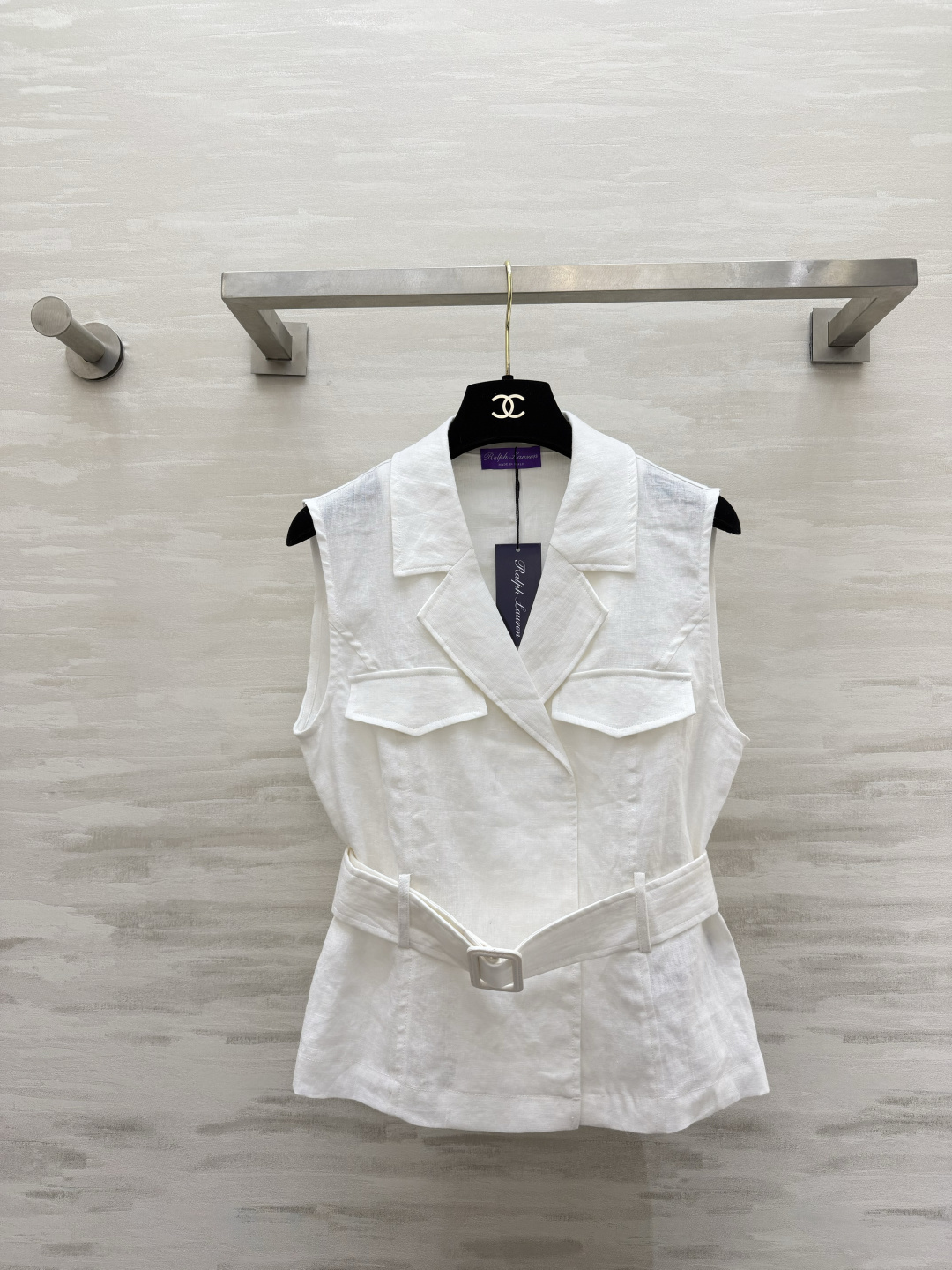 NO:927272,Ralph Laure purple label series, natural linen texture, French relaxed commuter vest, neat suit lapels, work pockets to add layers, detachable belt of the same material to outline the slender waistline, pure white/earth khaki two-tone natural linen, breathable and skin-friendly, weakening the heavy feeling of the outfit, capable of wearing alone, versatile in layering, unlocking advanced and simple summer outfits, high quality customization, available now, size S/M/L (bust size S: 88, length 51), loro  piana,business suit,19860909Ralph Laure紫标系列 亚麻原生质感 法式松弛通勤马甲 利落西装翻领 工装口袋增添层次 可拆卸同料腰带 勾勒纤细腰线 纯净白/大地卡其双色天然亚麻透气亲肤 弱化穿搭厚重感 单穿干练,叠穿百搭 解锁夏日高级简约穿搭 高品质定制 现货首发sizeS/M/L（s码胸围88,衣长51）,,loro piana,business suit,,Women's clothing