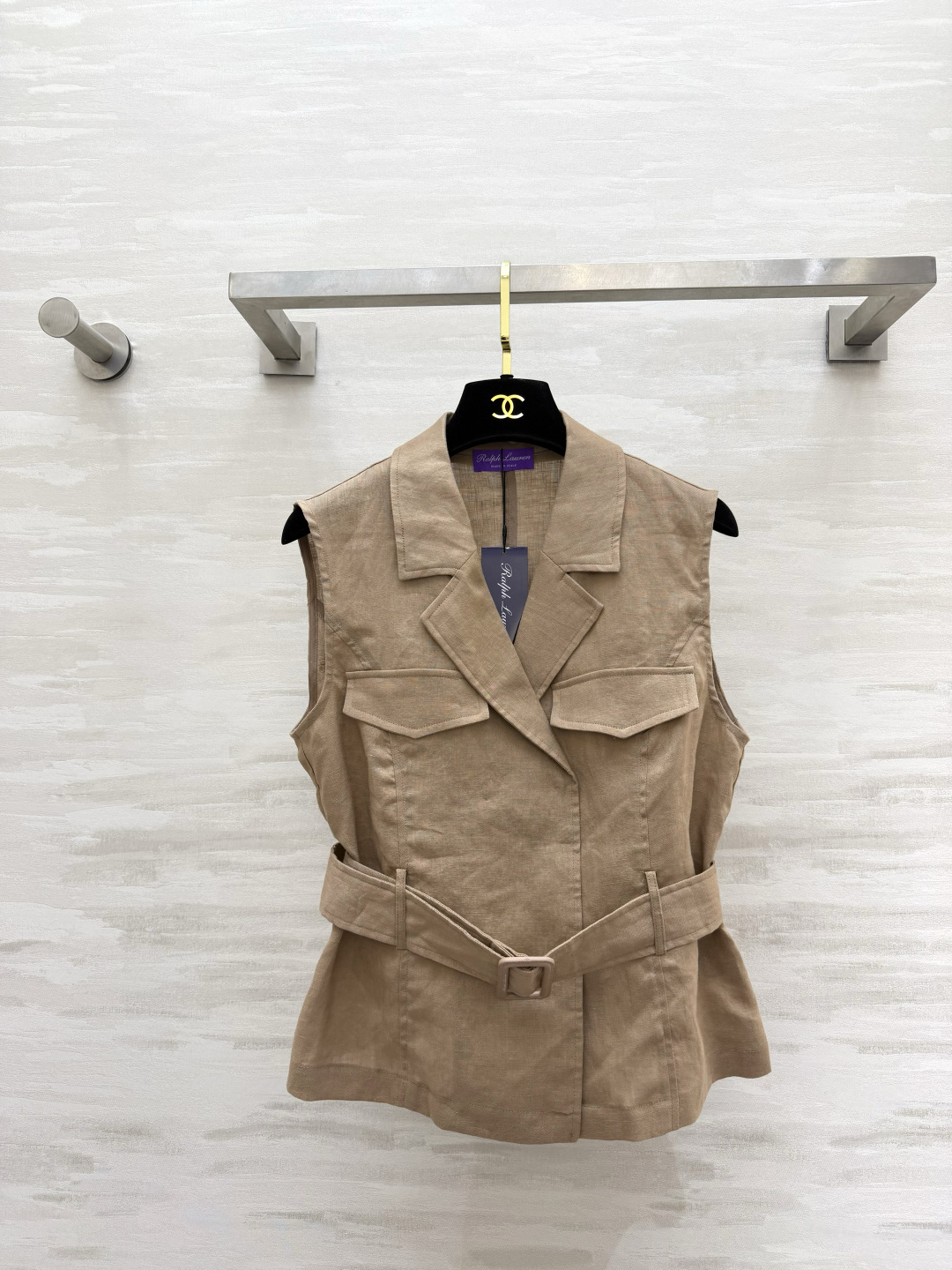 NO:927248,Ralph Laure purple label series, natural linen texture, French relaxed commuter vest, neat suit lapels, work pockets to add layers, detachable belt of the same material to outline the slender waistline, pure white/earth khaki two-tone natural linen, breathable and skin-friendly, weakening the heavy feeling of the outfit, capable of wearing alone, versatile in layering, unlocking advanced and simple summer outfits, high quality customization, available now, size S/M/L (bust size S: 88, length 51), loro  piana,business suit,19860909Ralph Laure紫标系列 亚麻原生质感 法式松弛通勤马甲 利落西装翻领 工装口袋增添层次 可拆卸同料腰带 勾勒纤细腰线 纯净白/大地卡其双色天然亚麻透气亲肤 弱化穿搭厚重感 单穿干练,叠穿百搭 解锁夏日高级简约穿搭 高品质定制 现货首发sizeS/M/L（s码胸围88,衣长51）,,loro piana,business suit,,Women's clothing