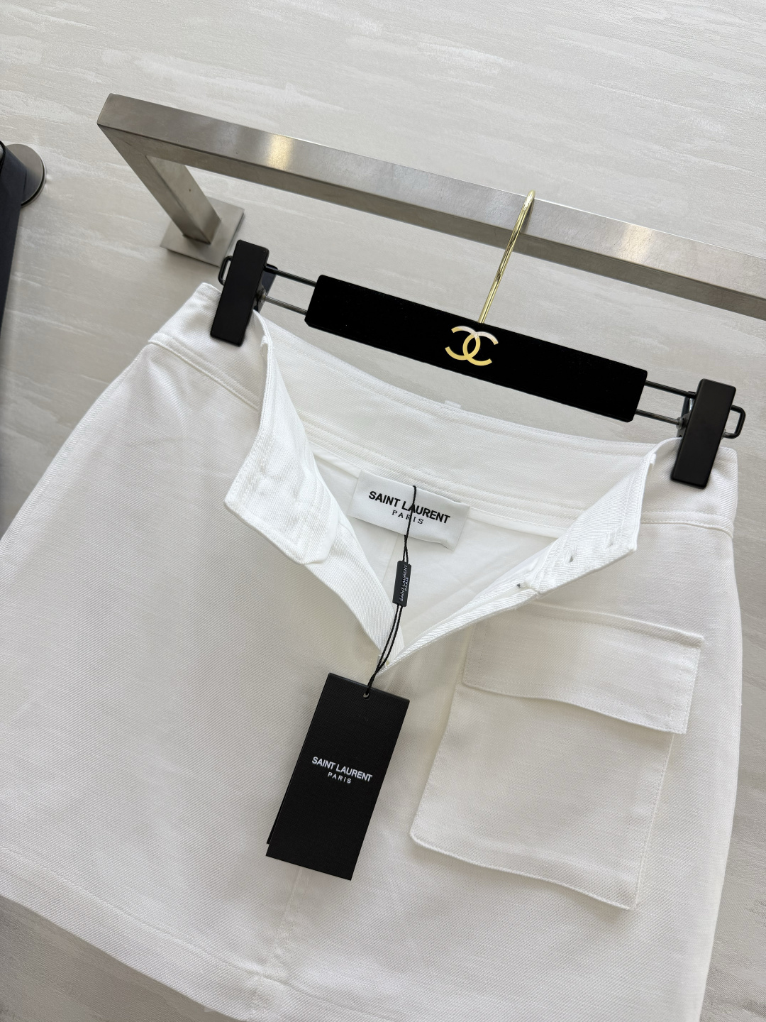 ysl²⁶亚麻工装风极简短裙 解锁夏日随性格调 高腰双扣腰头勾勒腰线 立体侧袋点缀层次 内置安全裤兼顾美 ysl²⁶亚麻工装风极简短裙 解锁夏日随性格调 高腰双扣腰头勾勒腰线 立体侧袋点缀层次 内置安全裤兼顾美
