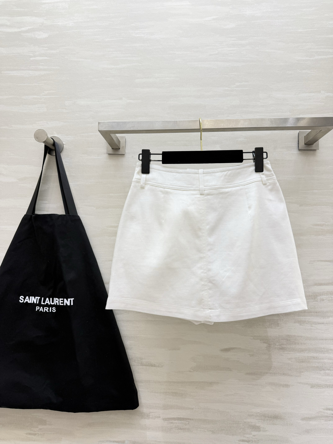 ysl²⁶亚麻工装风极简短裙 解锁夏日随性格调 高腰双扣腰头勾勒腰线 立体侧袋点缀层次 内置安全裤兼顾美 ysl²⁶亚麻工装风极简短裙 解锁夏日随性格调 高腰双扣腰头勾勒腰线 立体侧袋点缀层次 内置安全裤兼顾美
