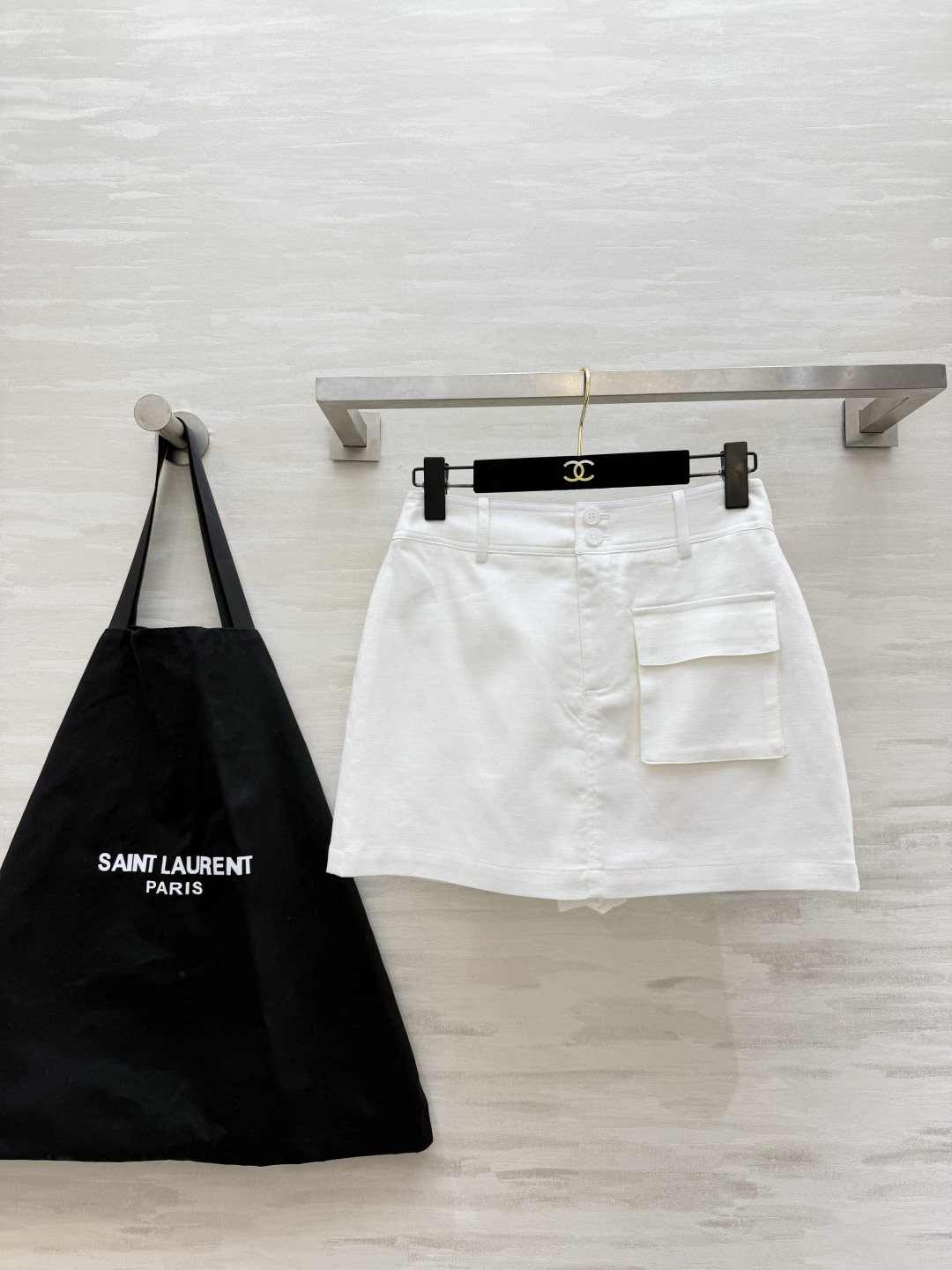 ysl²⁶亚麻工装风极简短裙 解锁夏日随性格调 高腰双扣腰头勾勒腰线 立体侧袋点缀层次 内置安全裤兼顾美