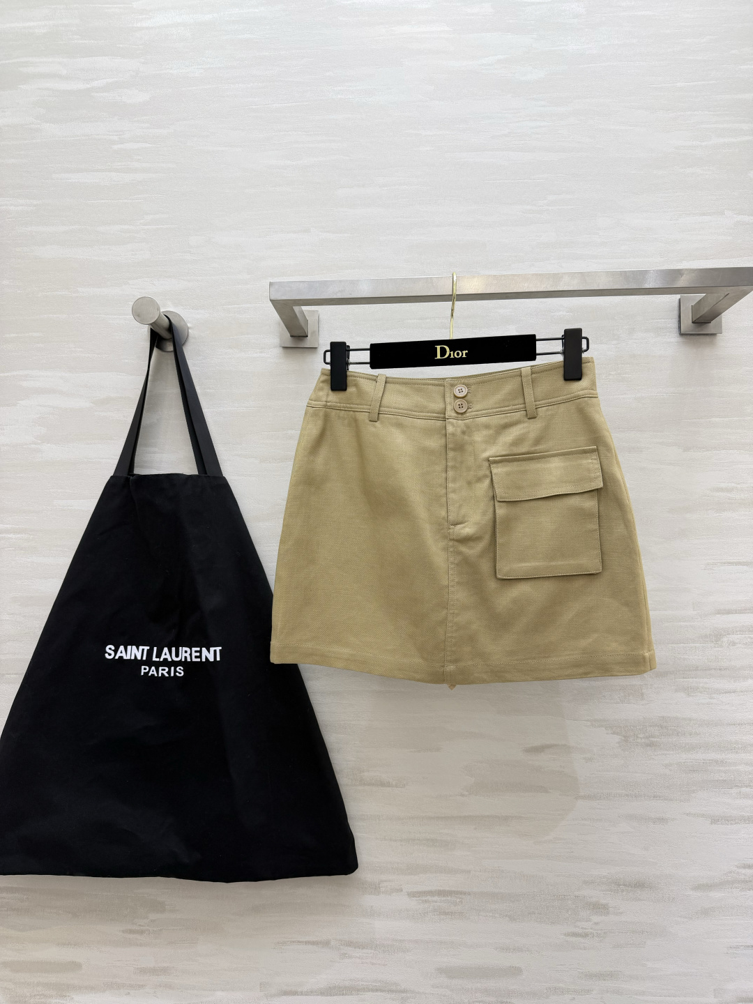 NO:928355,YSL linen workwear-style minimal skirt unlocks the casual style of summer. High-waisted double-buttoned waistband outlines the waistline. Three-dimensional side pockets are embellished with layers. Built-in safety pants combine beauty and practicality. Pure white | earth khaki two-color optional!  The crisp linen fabric modifies the shortcomings of the figure. It is suitable for suspenders, knitted and linen vests. It is suitable for commuting and leisure. It is a versatile item for daily wear. High-quality customization. Available in stock first size S/M/L (S size waist 68, skirt length 37), saint laurent, skirts,19860909ysl亚麻工装风极简短裙 解锁夏日随性格调 高腰双扣腰头勾勒腰线 立体侧袋点缀层次 内置安全裤兼顾美感与实用 纯净白｜大地卡其双色可选！挺括亚麻面料修饰身材短板 搭配吊带、针织、亚麻马甲皆适配 通勤休闲双在线 日常穿搭万能单品 高品质定制 现货首发sizeS/M/L（s码腰围68,裙长37）,,saint laurent,skirts,,Women's clothing