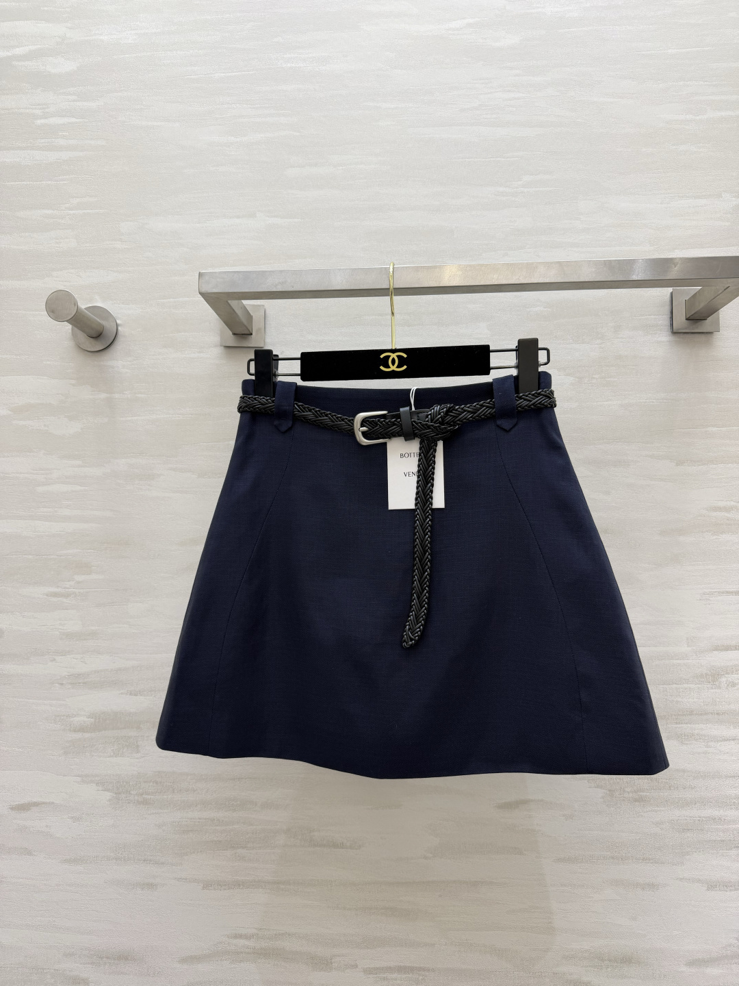 NO:928365,Bottega Veneta linen A-line skirt｜White/navy two-color natural breathable linen fabric with delicate texture. Refreshing and not stuffy in the summer upper body. Paired with the brand's iconic hand-woven belt. The knot design is casual and exquisite. High-waisted and neat A-line tailoring. Simple without unnecessary decoration. The fabric and belt highlight the high-end texture. Pure white is clean and gentle. Suitable for vacation and afternoon tea!  Navy blue is calm and intellectual, suitable for daily commuting!  High-quality customization, available in stock first size S/M/L (S size waist 70, skirt length 40),,bottega veneta,skirts,19860909Bottega Veneta亚麻A字短裙｜白/藏青双色 天然透气亚麻面料 自带细腻肌理 夏日上身清爽不闷搭配品牌标志性手工编织腰带 绳结设计随性又精致 高腰利落A字剪裁 简约无多余装饰 靠面料与腰带凸显高级质感 纯白色干净温柔 适配度假、下午茶！藏青沉稳知性 通勤日常都合适！高品质定制 现货首发sizeS/M/L（s码腰围70,裙长40）,,bottega veneta,skirts,,Women's clothing