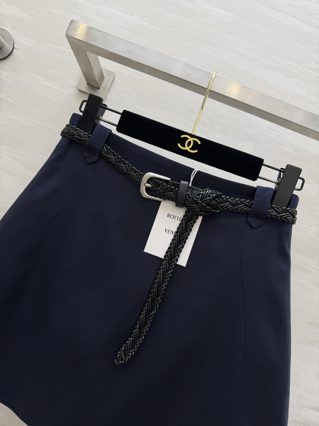 Bottega Veneta²⁶亚麻A字短裙|白/藏青双色 天然透气亚麻面料 自带细腻肌理 夏日上身清爽 Bottega Veneta²⁶亚麻A字短裙|白/藏青双色 天然透气亚麻面料 自带细腻肌理 夏日上身清爽