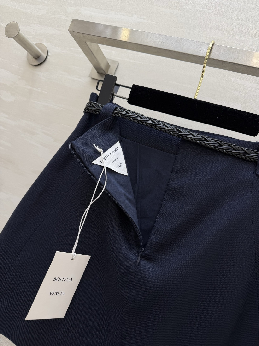 Bottega Veneta²⁶亚麻A字短裙|白/藏青双色 天然透气亚麻面料 自带细腻肌理 夏日上身清爽 Bottega Veneta²⁶亚麻A字短裙|白/藏青双色 天然透气亚麻面料 自带细腻肌理 夏日上身清爽