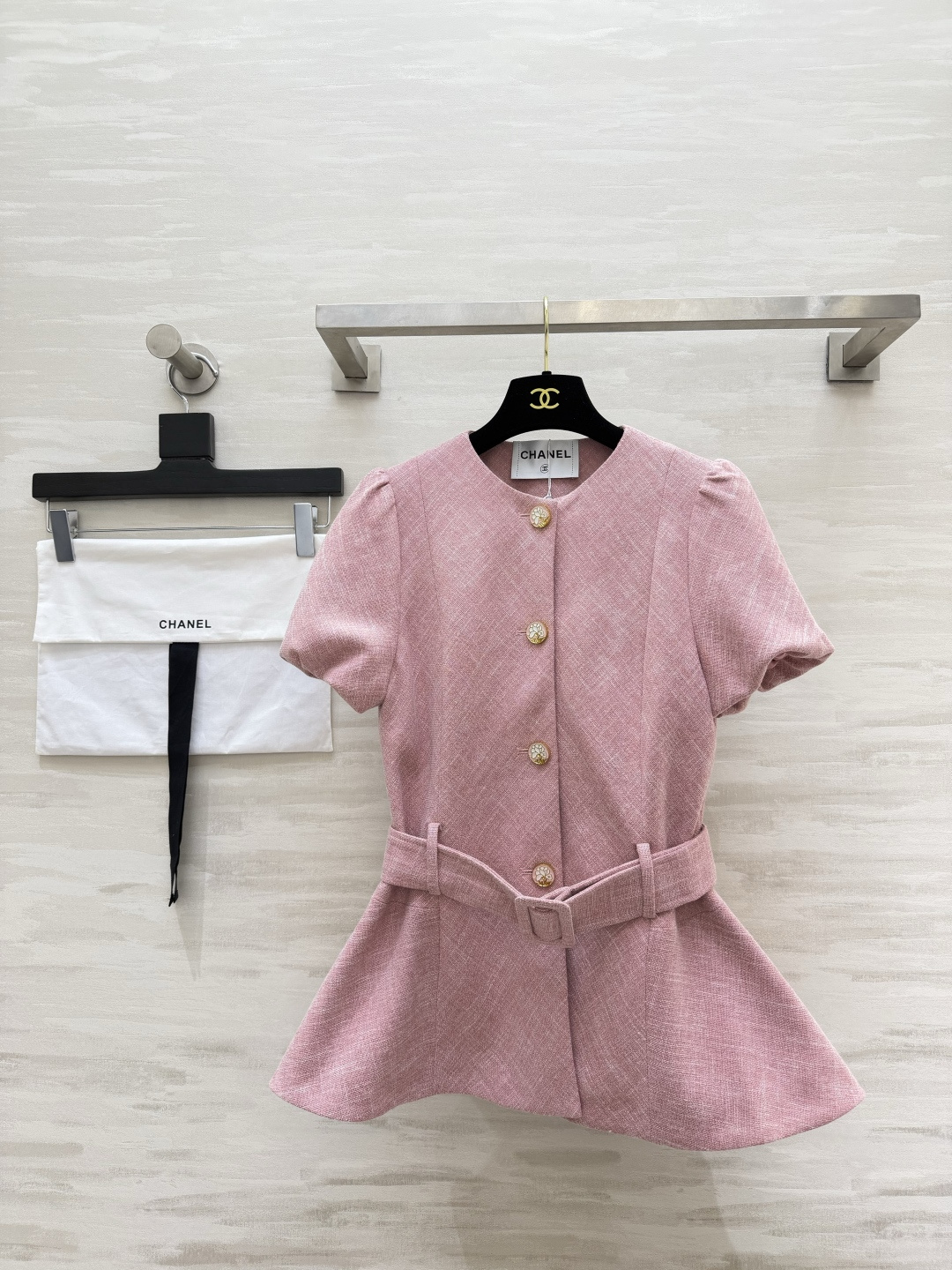 NO:928375,Misty cherry blossom pink tweed, gentle French style, Chane round neck short-sleeved waisted jacket, embossed diamond gold buckles embellish the body, the details are full of luxury, the same material wide belt outlines the slender waistline, the fishtail hem modifies the figure, the soft puff sleeves optimize the shoulder and neck lines, low saturation pink, gentle but not gaudy, taking into account elegance and girliness, high quality customization, available in stock first size S/M/L (S size bust 84, length 63),,chanel,jackets &  coats, T-shirts,19860909雾感樱花粉粗花呢 法式温柔千金风 Chane圆领短袖收腰外套 浮雕镶钻金扣点缀衣身 细节尽显奢华 同料宽腰带勾勒纤细腰线 鱼尾下摆修饰身形柔和泡泡袖优化肩颈线条 低饱和粉色温柔不艳俗 兼顾优雅与少女感 高品质定制 现货首发sizeS/M/L（s码胸围84,衣长63）,,chanel,jackets & coats,T-shirt,,Women's clothing