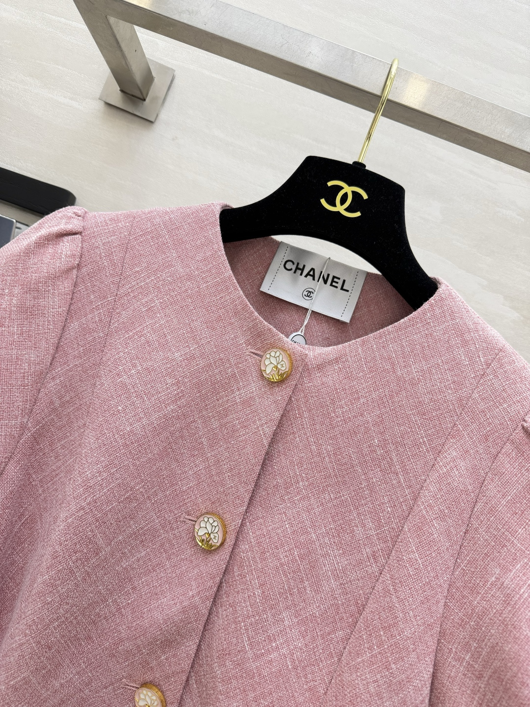 雾感樱花粉粗花呢 法式温柔千金风 Chane♡²⁶圆领短袖收腰外套 浮雕镶钻金扣点缀衣身 细节尽显奢华 