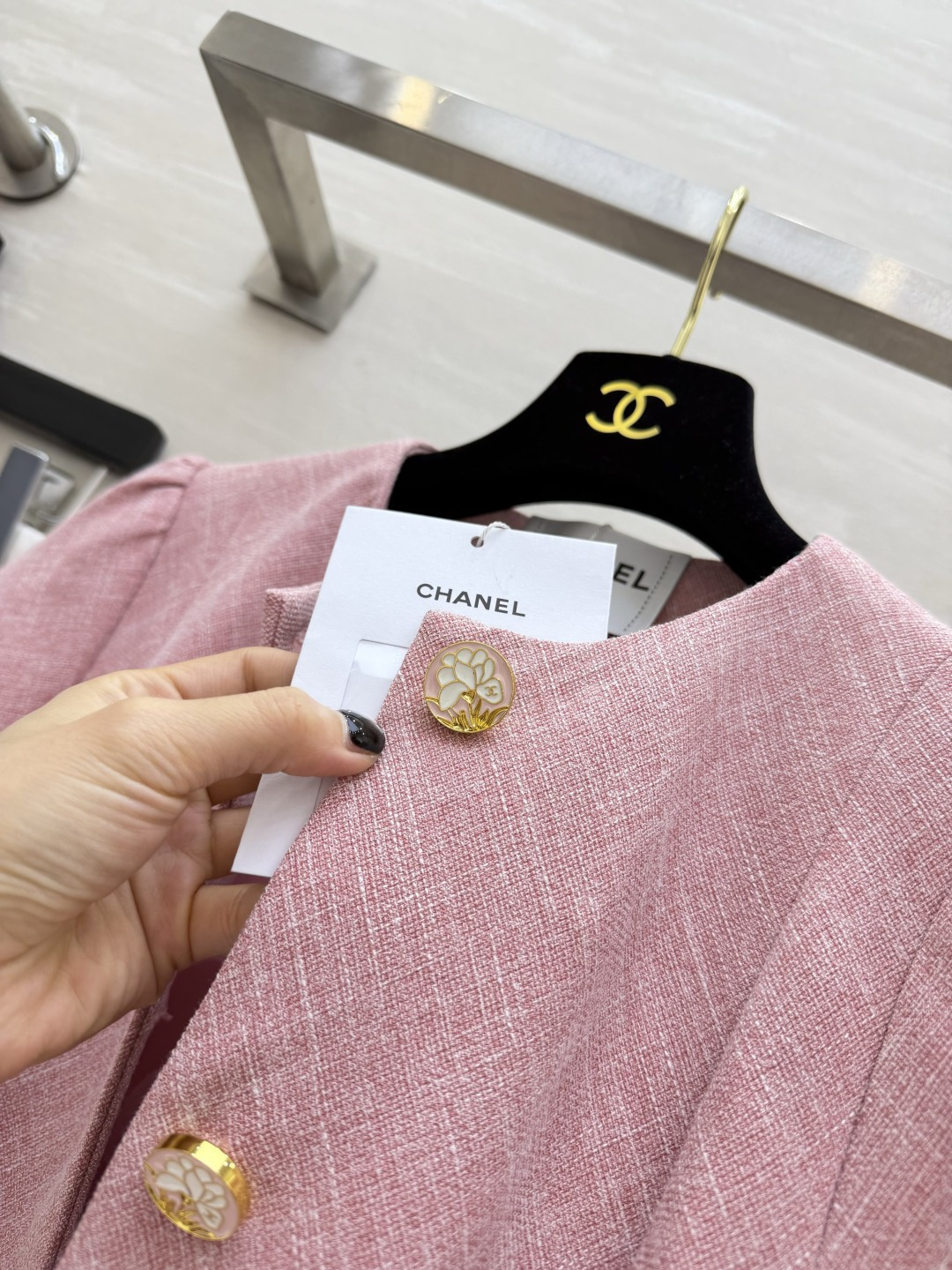 雾感樱花粉粗花呢 法式温柔千金风 Chane♡²⁶圆领短袖收腰外套 浮雕镶钻金扣点缀衣身 细节尽显奢华 