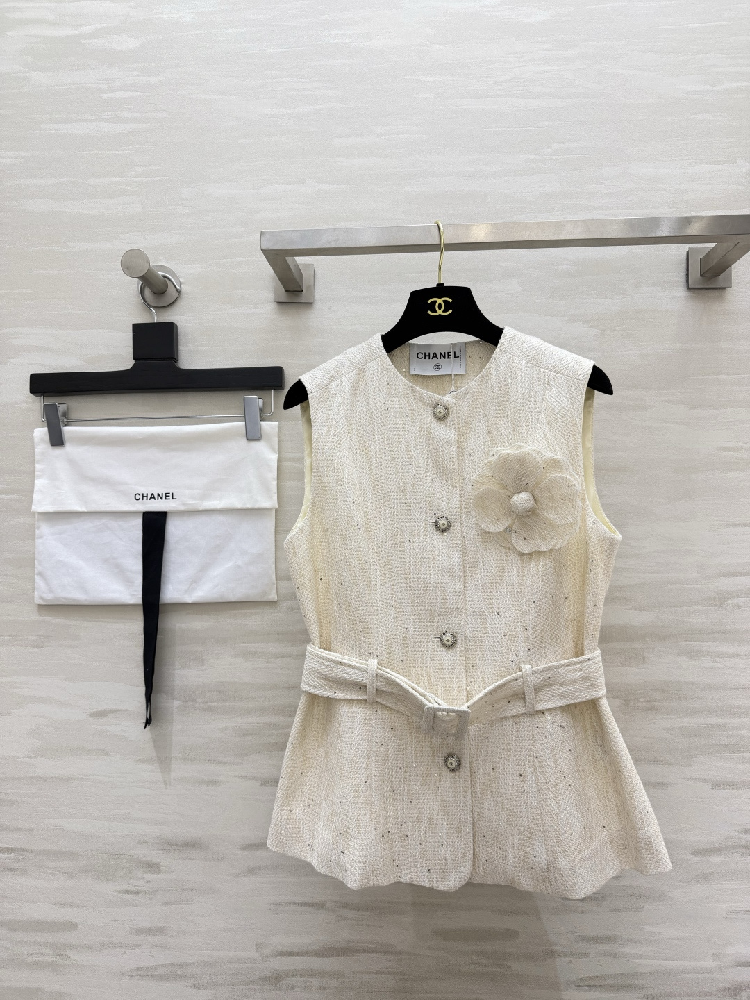 NO:928314,Soft off-white shimmering tweed, synonymous with French elegance, Chane round neck sleeveless waist vest. Handmade three-dimensional camellia as a visual highlight, exquisite and smart. Diamond-carved buttons embellish the placket. Low-key luxury. The belt of the same fabric outlines the waistline. The micro-A hem softly modifies the figure. The fine shimmering texture comes with a soft light filter. Gentle and elegant, easy to wear. High-quality customization.  Available in stock first size S/M/L (S size bust 88, length 59),,chanel,19860909柔光米白闪丝粗花呢 法式优雅代名词 Chane圆领无袖收腰马甲 手工立体山茶花作为视觉亮点精致灵动 满钻雕花纽扣点缀门襟 低调奢华 同面料腰带勾勒腰线 微A下摆柔和修饰身形 细闪肌理自带柔光滤镜 温柔大气不挑穿搭 高品质定制 现货首发sizeS/M/L（s码胸围88,衣长59）,,chanel,,Women's clothing