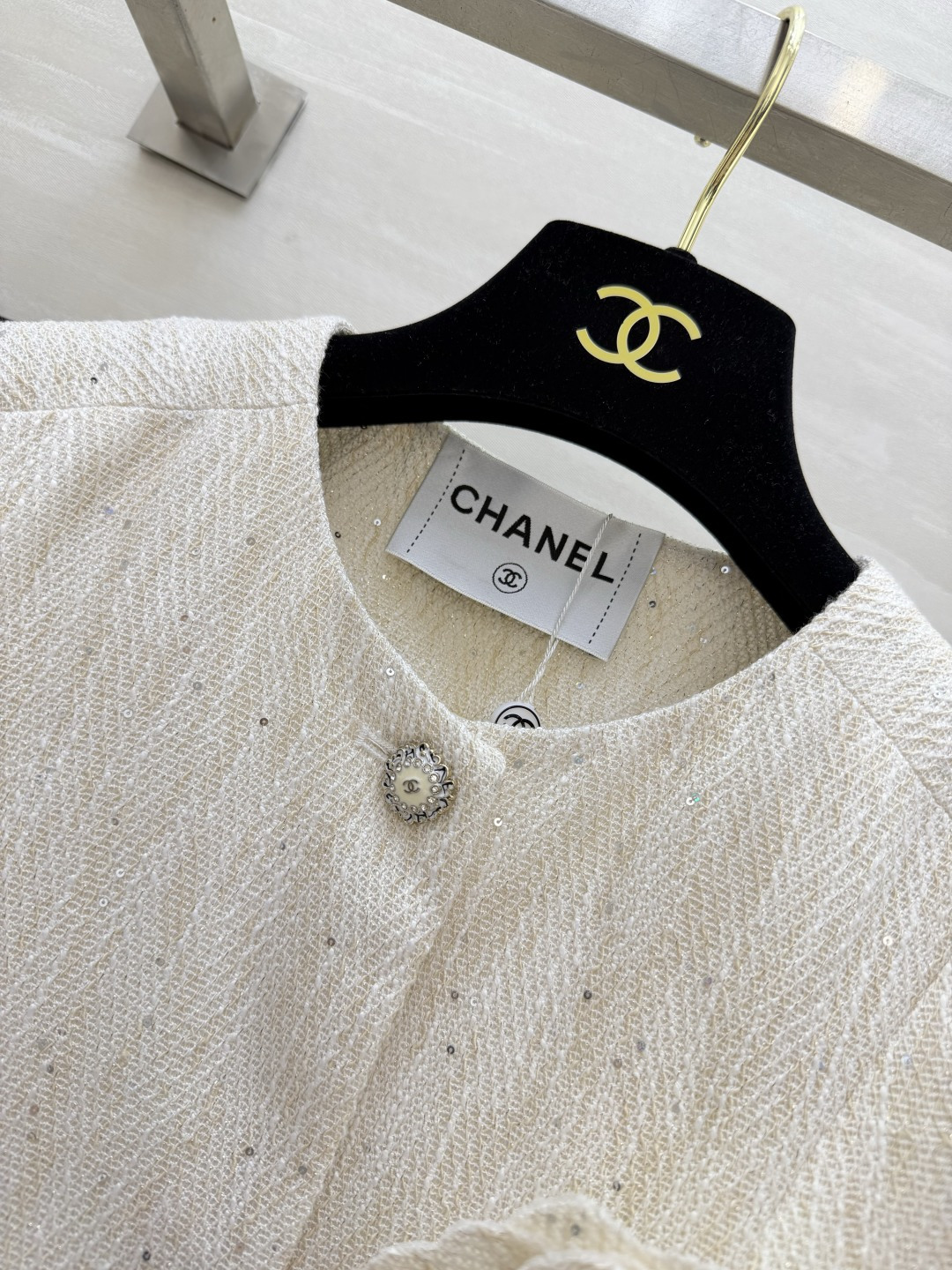 柔光米白闪丝粗花呢 法式优雅代名词 Chane♡²⁶圆领无袖收腰马甲 手工立体山茶花作为视觉亮点精致灵动