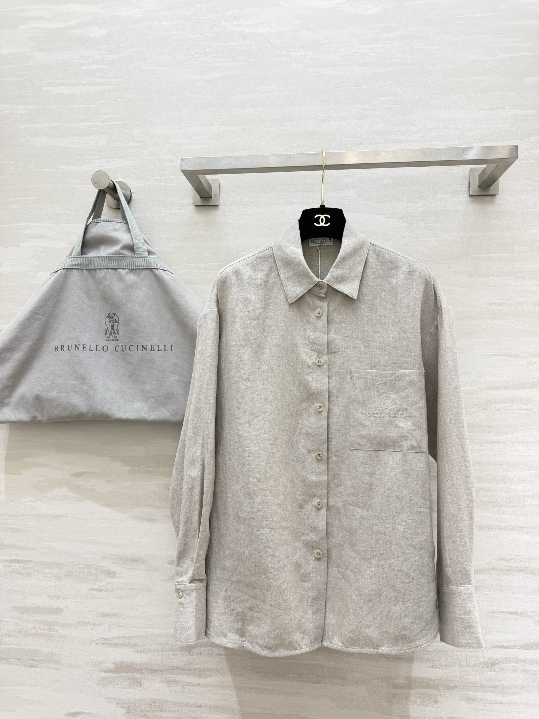 NO:928333,Brunello Cucinell linen long-sleeved shirt｜Italian style relaxed ceiling High-count natural dew linen with native linen texture Breathable and cooling Classic lapel Single patch pocket design Hidden low-key embroidered logo in the pocket Simple and unobtrusive Loose off-shoulder version Not tight, not flattering, hides fat and makes you look slimmer!  Natural shell buttons are delicate and moist. The cuffs can be folded, so you can switch between layers at will!  It’s all in one package for commuting, vacationing, and daily travel. A must-have for those with minimalist texture!  High-quality customization, available in stock first size S/M/L (S size bust 106, length 67), brunello cucinelli, shirts,19860909Brunello Cucinell亚麻长袖衬衫｜意式松弛天花板 高支天然雨露亚麻 自带原生麻料肌理 透气降温 经典翻领 单贴袋设计 口袋暗藏低调刺绣logo 简约不张扬 宽松落肩版型 不紧绷、不挑身材 藏肉显瘦！天然贝壳纽扣 细腻温润 袖口可翻折 穿搭层次随心切换！通勤、度假、日常出行一件搞定 极简质感党必入！高品质定制 现货首发sizeS/M/L（s码胸围106,衣长67）,,brunello cucinelli,shirts,,Women's clothing