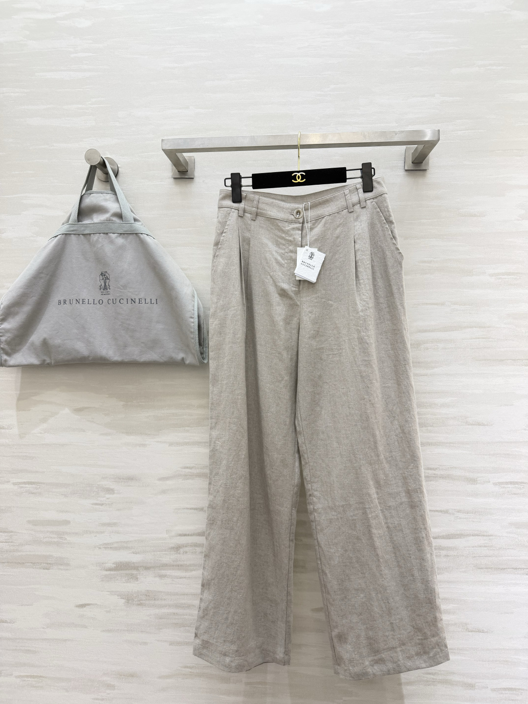 NO:928349,Brunello Cucinell linen wide-leg trousers｜Italian style relaxed commuting trousers. High-count rain dew linen. Natural texture with matte high-end texture. The upper body has a cool feeling. Double pleat design on the front to optimize the waist and abdominal space!  Standard high-waisted version elongates the leg lines. Drape wide-leg trouser legs, giving you a sense of elegance when walking. Classic trousers waistband. Natural shell buttons. Practical pockets on both sides. Taking into account both appearance and practicality!  The fabric is breathable and anti-wrinkle, and the casual pleats create a lazy atmosphere. Wear it with the same series of linen shirts as a set. Minimalist and advanced. Suitable for commuting, vacation, and daily shopping. The minimalist texture controls the look with closed eyes!  High-quality customization, available in stock first size S/M/L (S size waist 68, hip 100, pants length 103), brunello cucinelli, shirts,19860909Brunello Cucinell亚麻阔腿西裤｜意式松弛通勤神裤 高支雨露亚麻 天然肌理自带哑光高级质感 上身自带凉感 前片双褶设计 优化腰腹空间！标准高腰版型 拉长腿部线条 垂坠阔腿裤管 走路自带飘逸感 经典西裤腰头 天然贝壳纽扣 两侧实用插袋 兼顾颜值与实用性！面料透气抗皱 随性褶皱反而营造慵懒氛围感 搭配同系列亚麻衬衫成套穿 极简高级 通勤、度假、日常逛街全场景适配 极简质感控闭眼入！高品质定制 现货首发sizeS/M/L（s码腰围68,臀围100,裤长103）,,brunello cucinelli,shirts,,Women's clothing