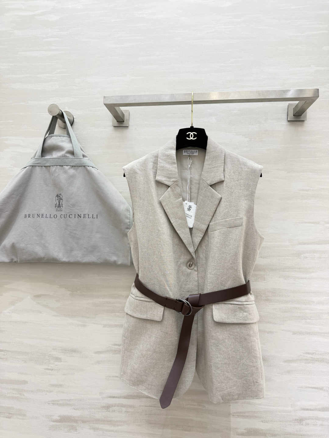 NO:928369,Brunello Cucinell rain dew linen vest｜Italian high-end relaxed feeling Natural rain dew linen fabric has its own delicate texture, breathable and dry Classic notched lapel sleeveless suit vest Simple and neat shell buckle Hidden low-key embroidered logo in the patch pockets on both sides Comes with a customized dark brown cowhide belt Free to tighten the waistline Easily create the golden ratio of 37 points Optimize the body shape and hide the flesh The waistcoat alone is paired with wide-leg pants for a layered look Minimalist and non-exaggerated design  The high-end texture is highlighted by the fabric and tailoring. A must-have set for quality control and commuters!  High-quality customization, available in stock first size S/M/L (S size bust 94, length 64), brunello cucinelli, business suit, cowhide, gold,19860909Brunello Cucinell雨露亚麻马甲｜意式高级松弛感 天然雨露麻面料 自带原生细腻肌理 透气干爽 经典平驳领无袖西装马甲 贝壳扣简约利落 两侧贴袋暗藏低调刺绣logo 附赠定制深棕牛皮腰带 自由收束腰线 轻松打造三七分黄金比例 优化身形超藏肉 马甲单独搭配阔腿裤层次感拉满 极简无浮夸设计 靠面料与剪裁凸显高级质感 质感控、通勤党必入成套！高品质定制 现货首发sizeS/M/L（s码胸围94,衣长64）,,brunello cucinelli,business suit,cowhide,gold,,Women's clothing