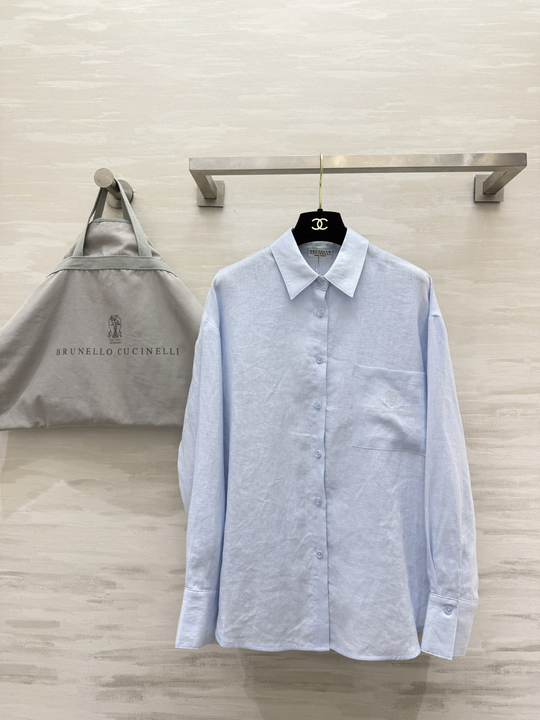 NO:928391,Brunello Cucinell linen long-sleeved shirt｜Italian style relaxed ceiling High-count natural dew linen with native linen texture Breathable and cooling Classic lapel Single patch pocket design Hidden low-key embroidered logo in the pocket Simple and unobtrusive Loose off-shoulder version Not tight, not flattering, hides fat and makes you look slimmer!  Natural shell buttons are delicate and moist. The cuffs can be folded, so you can switch between layers at will!  It’s all in one package for commuting, vacationing, and daily travel. A must-have for those with minimalist texture!  High-quality customization, available in stock first size S/M/L (S size bust 106, length 67), brunello cucinelli, shirts,19860909Brunello Cucinell亚麻长袖衬衫｜意式松弛天花板 高支天然雨露亚麻 自带原生麻料肌理 透气降温 经典翻领 单贴袋设计 口袋暗藏低调刺绣logo 简约不张扬 宽松落肩版型 不紧绷、不挑身材 藏肉显瘦！天然贝壳纽扣 细腻温润 袖口可翻折 穿搭层次随心切换！通勤、度假、日常出行一件搞定 极简质感党必入！高品质定制 现货首发sizeS/M/L（s码胸围106,衣长67）,,brunello cucinelli,shirts,,Women's clothing