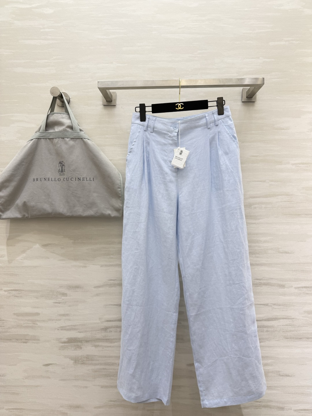 NO:928398,Brunello Cucinell linen wide-leg trousers｜Italian style relaxed commuting trousers. High-count rain dew linen. Natural texture with matte high-end texture. The upper body has a cool feeling. Double pleat design on the front to optimize the waist and abdominal space!  Standard high-waisted version elongates the leg lines. Drape wide-leg trouser legs, giving you a sense of elegance when walking. Classic trousers waistband. Natural shell buttons. Practical pockets on both sides. Taking into account both appearance and practicality!  The fabric is breathable and anti-wrinkle, and the casual pleats create a lazy atmosphere. Wear it with the same series of linen shirts as a set. Minimalist and advanced. Suitable for commuting, vacation, and daily shopping. The minimalist texture controls the look with closed eyes!  High-quality customization, available in stock first size S/M/L (S size waist 68, hip 100, pants length 103), brunello cucinelli, shirts,19860909Brunello Cucinell亚麻阔腿西裤｜意式松弛通勤神裤 高支雨露亚麻 天然肌理自带哑光高级质感 上身自带凉感 前片双褶设计 优化腰腹空间！标准高腰版型 拉长腿部线条 垂坠阔腿裤管 走路自带飘逸感 经典西裤腰头 天然贝壳纽扣 两侧实用插袋 兼顾颜值与实用性！面料透气抗皱 随性褶皱反而营造慵懒氛围感 搭配同系列亚麻衬衫成套穿 极简高级 通勤、度假、日常逛街全场景适配 极简质感控闭眼入！高品质定制 现货首发sizeS/M/L（s码腰围68,臀围100,裤长103）,,brunello cucinelli,shirts,,Women's clothing