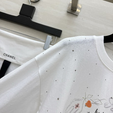 ▫Chane♡²⁶手绘甜品烫钻长袖白T▫软糯纯棉宽松落肩,夏日防晒长袖▫全身细碎银钻点缀,低调细闪质感▫ ▫Chane♡²⁶手绘甜品烫钻长袖白T▫软糯纯棉宽松落肩,夏日防晒长袖▫全身细碎银钻点缀,低调细闪质感▫