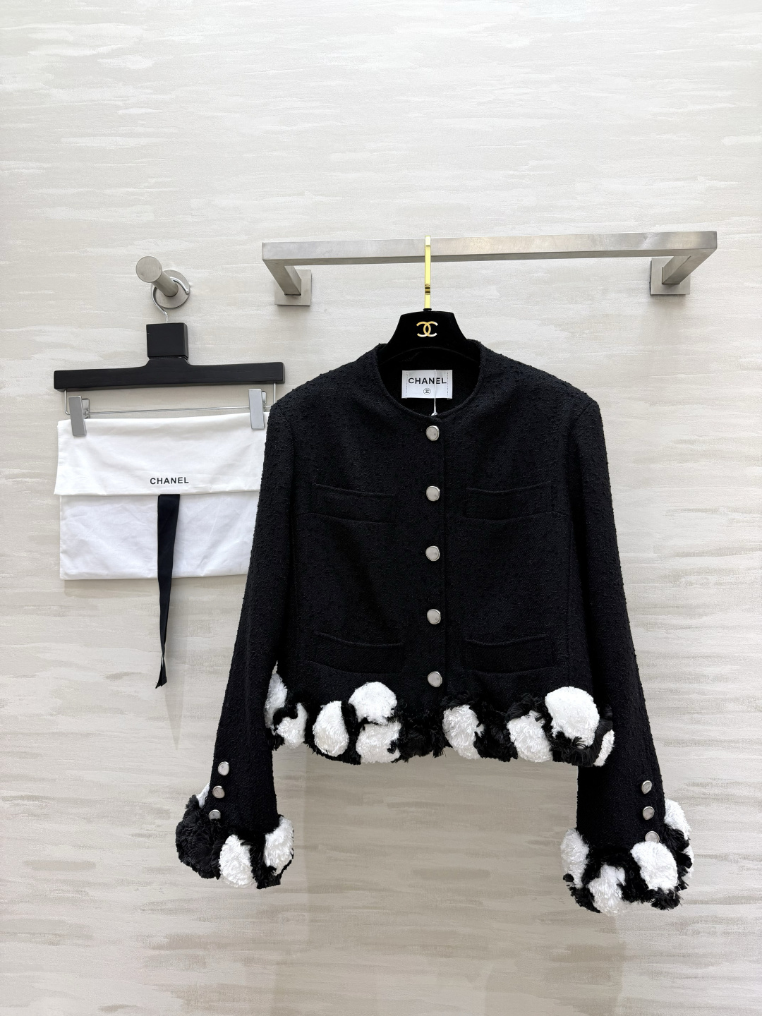 NO:929930,Chane three-dimensional floral tweed jacket, mulberry silk lining, gold high-yin, the same style as G-Dragon, high-quality customization, available in stock, size 36/38/40 (),,chanel,jackets & coats,19860909Chane立体花卉粗花呢软呢外套 桑蚕丝内衬 金高银 权志龙同款 高品质定制 现货首发size36/38/40（）,,chanel,jackets & coats,,Women's clothing