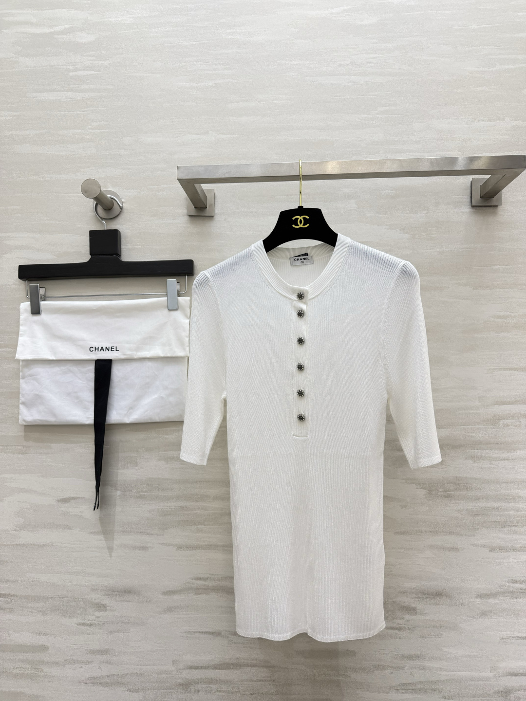 NO:929912,ChaneA solid color round neck half-cut knitted short-sleeved top, original development, high-quality customization, ready-made, size 36/38/40 (),,chanel,T-shirt,brooch,breastpin,19860909ChaneA 纯色圆领半开胸针织短袖上衣 原版开发 高品质定制 现货首发size36/38/40（）,,chanel,T-shirt,brooch，breastpin,,Women's clothing
