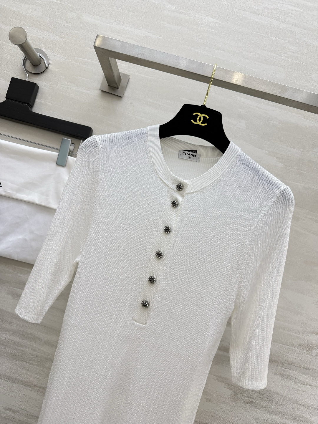 Chane♡²⁶A 纯色圆领半开胸针织短袖上衣 原版开发 高品质定制 现货首发size：36/38/40