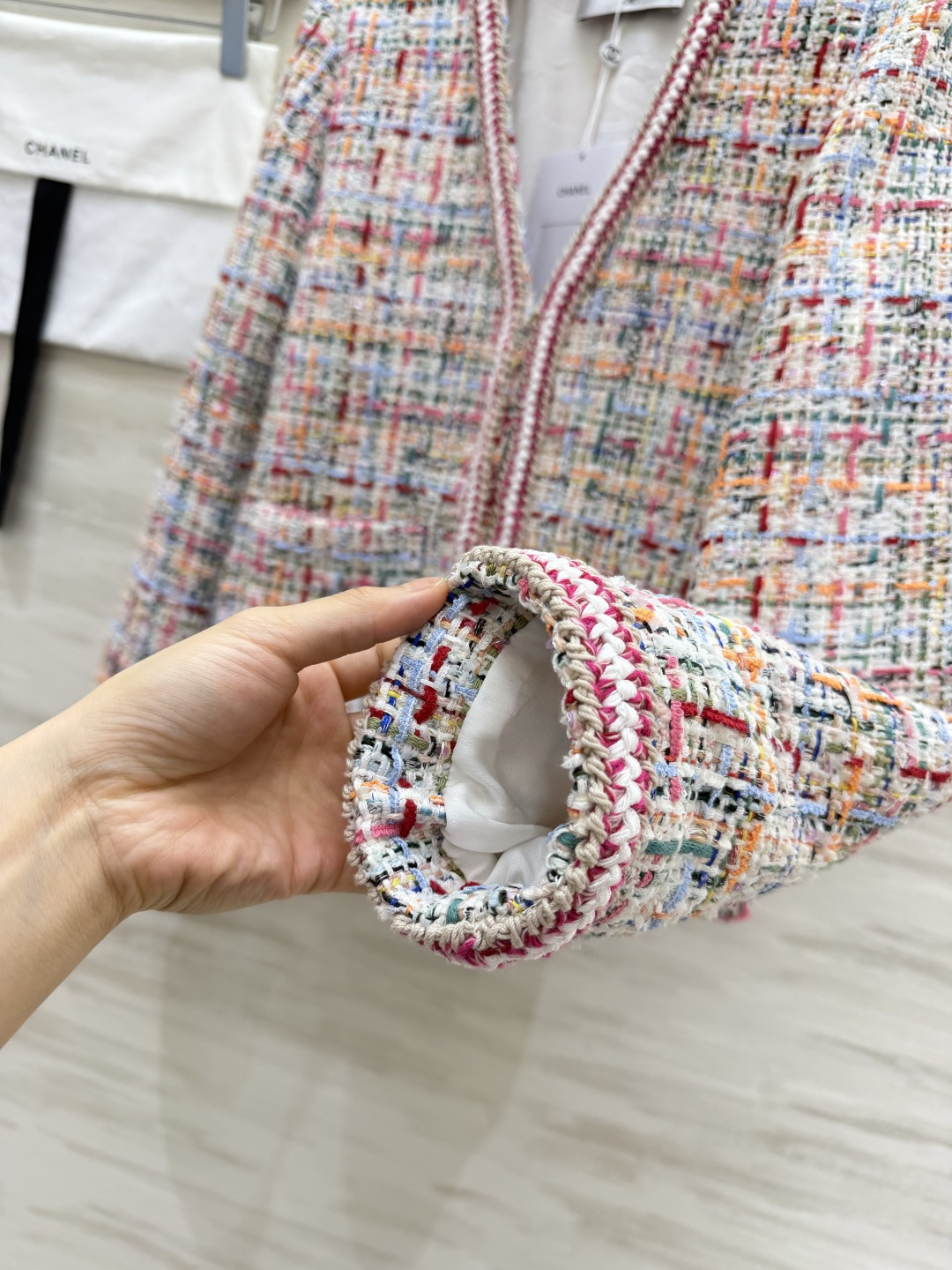 Chane♡²⁶P V领斜纹软呢外套 定制真丝提花内里 高品质定制 现货首发size：36/38/40（