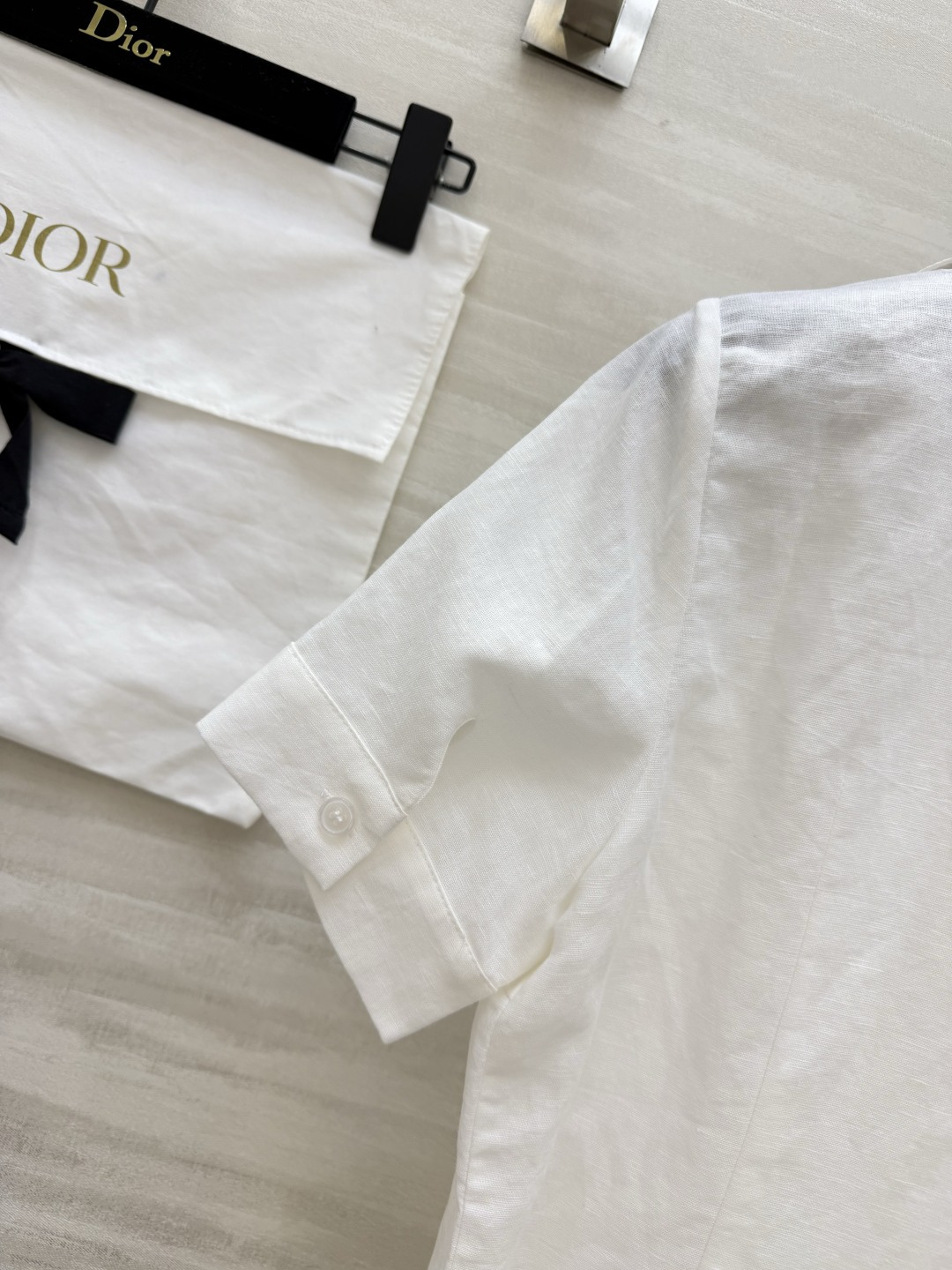 DIO♡²⁶翻领V领亚麻短袖衬衫 两色现货 天然透气亚麻面料 夏日自带凉感 侧边精致小蜜蜂刺绣 低调品牌