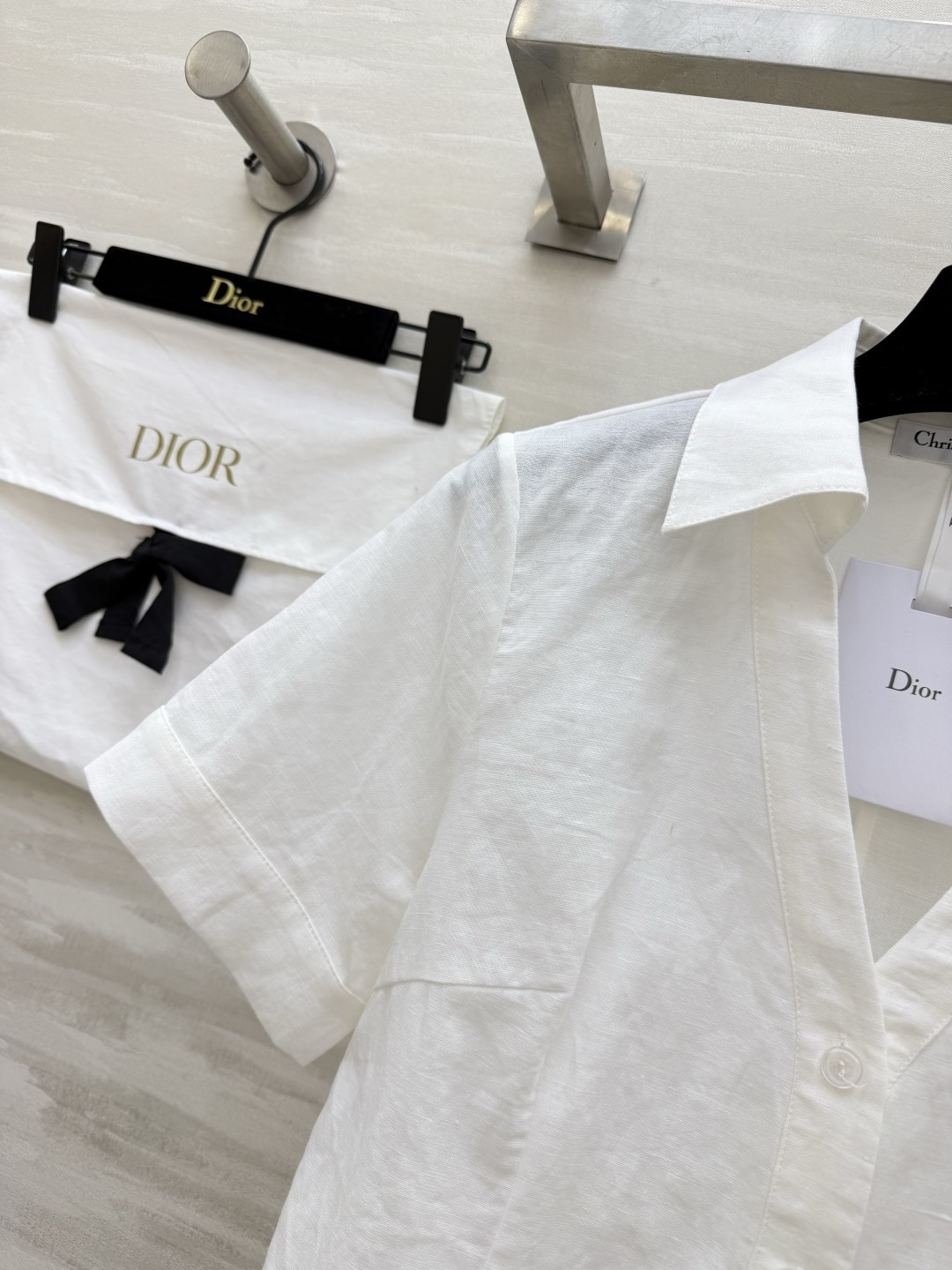 DIO♡²⁶翻领V领亚麻短袖衬衫 两色现货 天然透气亚麻面料 夏日自带凉感 侧边精致小蜜蜂刺绣 低调品牌