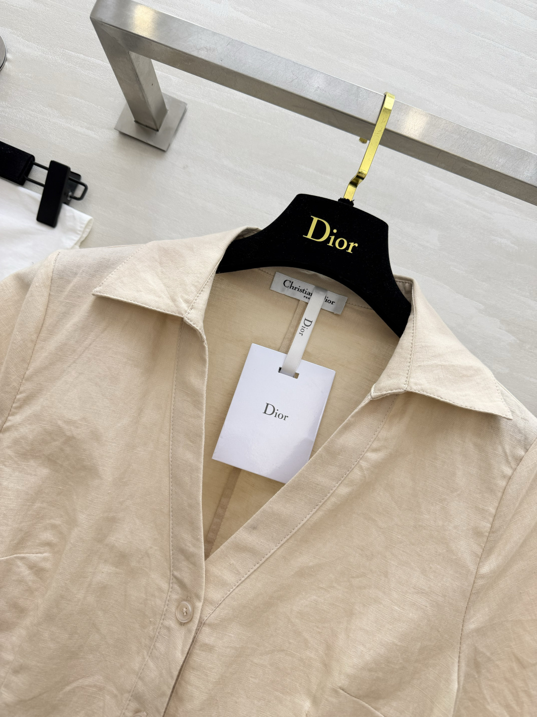 DIO♡²⁶翻领V领亚麻短袖衬衫 两色现货 天然透气亚麻面料 夏日自带凉感 侧边精致小蜜蜂刺绣 低调品牌