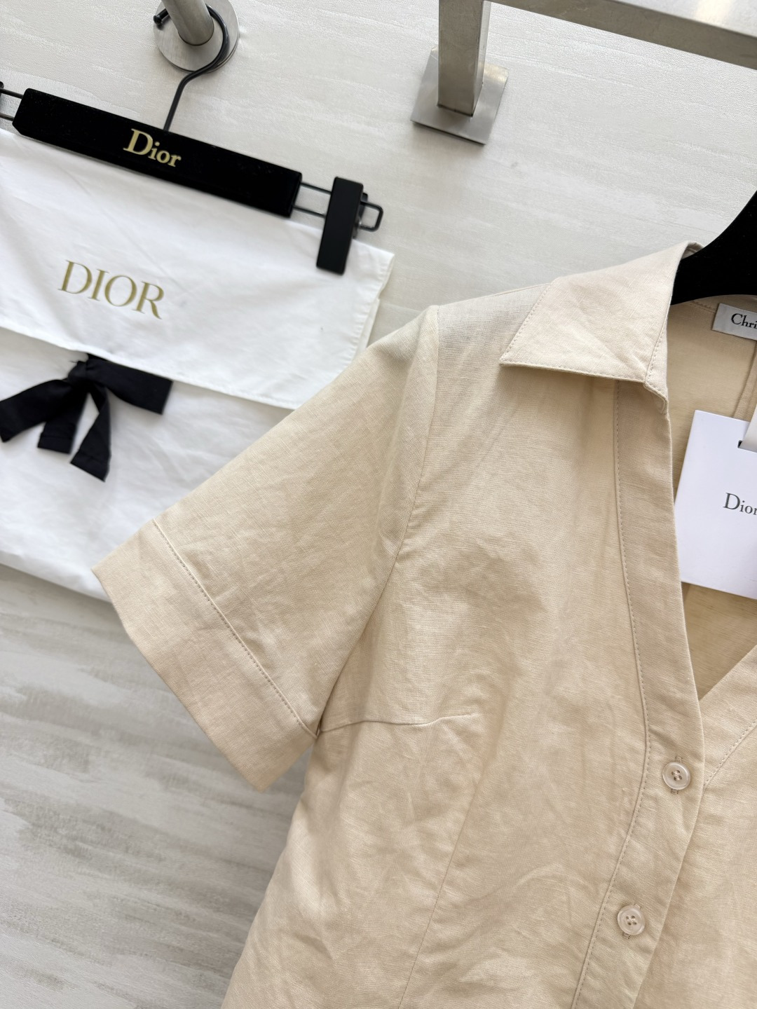 DIO♡²⁶翻领V领亚麻短袖衬衫 两色现货 天然透气亚麻面料 夏日自带凉感 侧边精致小蜜蜂刺绣 低调品牌