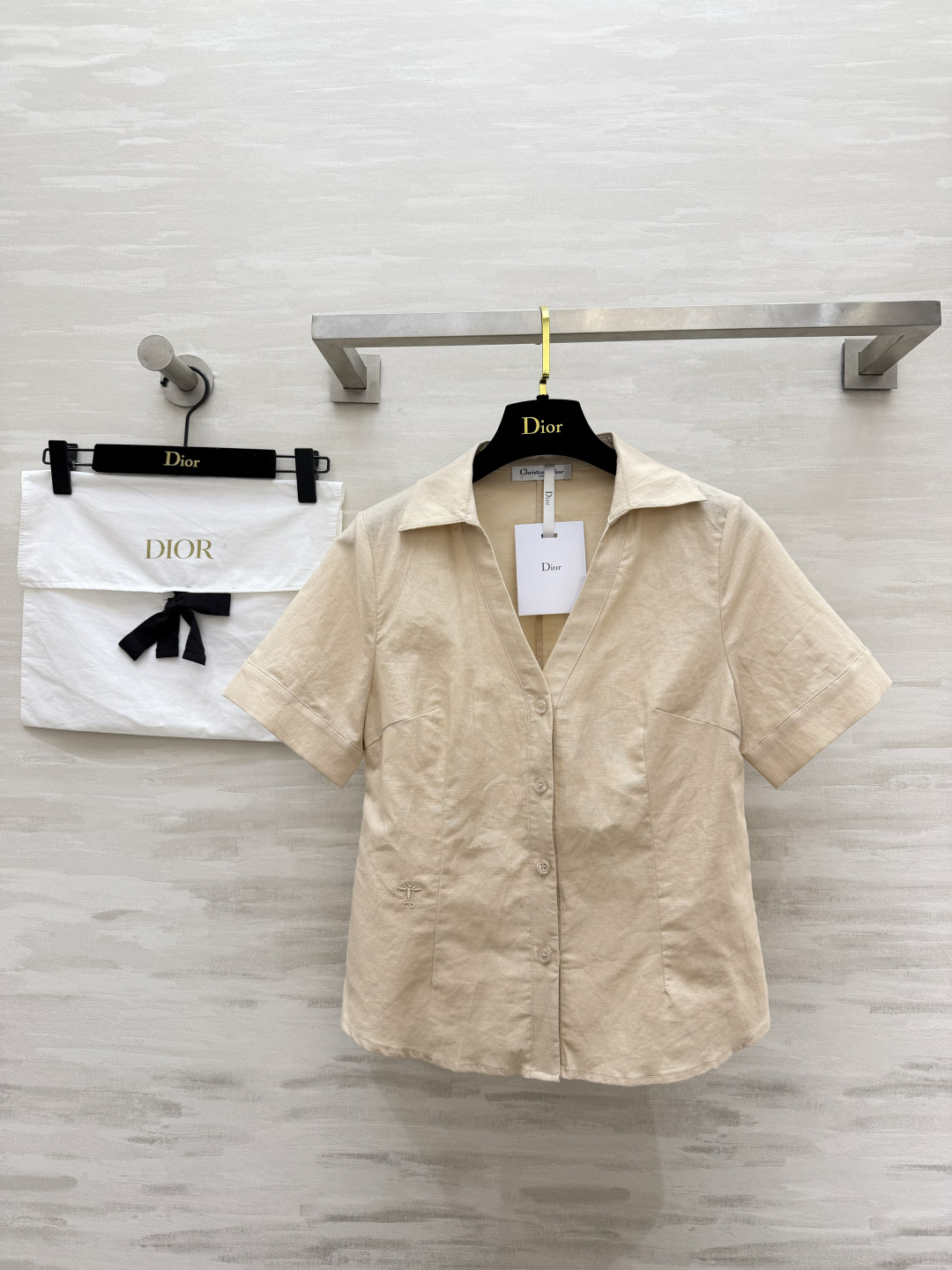 NO:929855,DIO lapel V-neck linen short-sleeved shirt, two colors in stock, natural breathable linen fabric, cool in summer, exquisite little bee embroidery on the side, low-key brand details, short waist version, slimming and taller, off-white/light khaki, versatile short-sleeved shirt for commuting and vacation!  High-quality customization, available in stock first size S/M/L (S size bust 86, length 50), dior, shirts, T-shirt,19860909DIO翻领V领亚麻短袖衬衫 两色现货 天然透气亚麻面料 夏日自带凉感 侧边精致小蜜蜂刺绣 低调品牌细节 短款收腰版型 显高显瘦修饰比例 米白/浅卡其 通勤度假百搭短袖衬衣！高品质定制 现货首发sizeS/M/L（s码胸围86,衣长50）,,dior,shirts,T-shirt,,Women's clothing