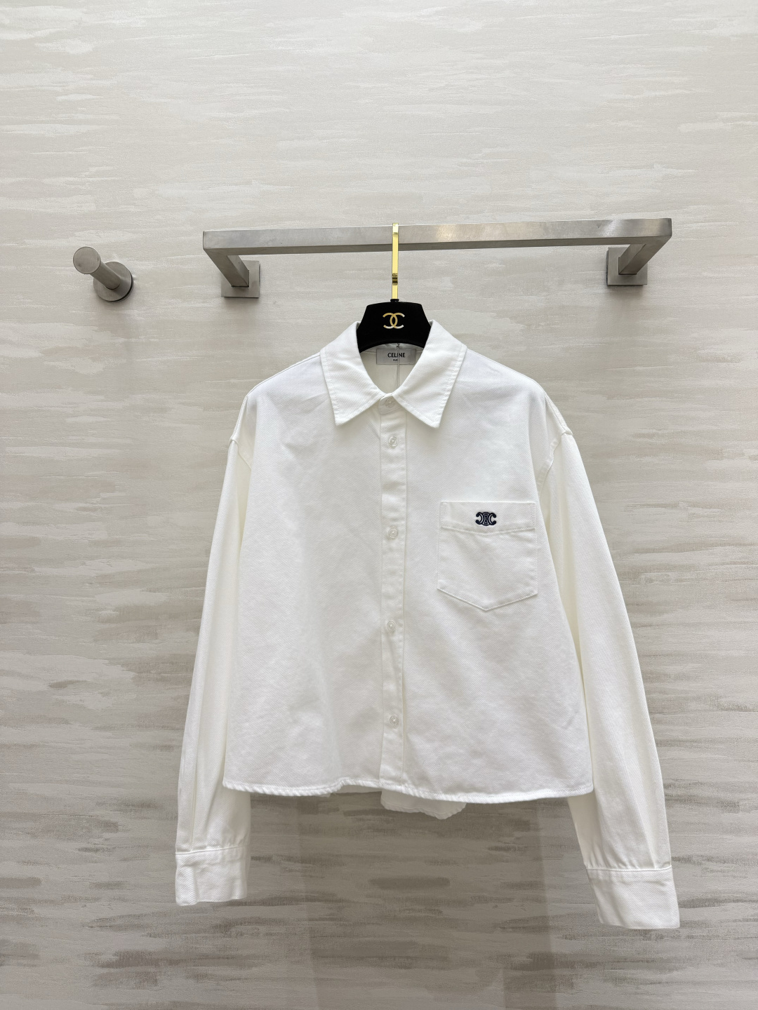 NO:929831,Celin Arc de Triomphe embroidered washed cotton short white shirt. Soft washed cotton, loose and dropped shoulders to hide the lean body. Dark Arc de Triomphe embroidery on the pockets, low-key luxury details. Short front and long back, optimized body proportions. French basic white shirt, worn alone and layered, versatile for all seasons!  High-quality customization, available in stock first size S/M/L (S size shoulder width 49, bust 110, length 58),,celine,shirts,19860909Celin凯旋门刺绣水洗棉短款白衬衫 柔软水洗棉,宽松落肩藏肉显瘦 口袋深色凯旋门刺绣,低调轻奢细节 前短后长短款版型,优化身材比例 法式基础白衬衣,单穿叠穿四季百搭！高品质定制 现货首发sizeS/M/L（s码肩宽49,胸围110,衣长58）,,celine,shirts,,Women's clothing