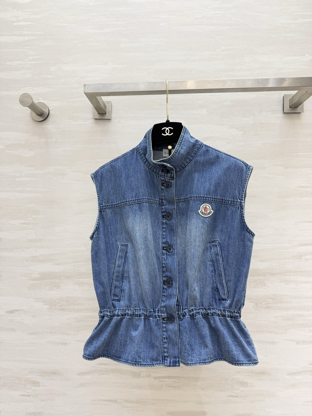 NO:929808,Moncle denim vest with stand-up collar and drawstring waist. Washed soft denim with gradient matte white retro texture. Circular badge embroidery on the chest, brand signature details. Adjustable drawstring at the hem. The waist-cinching ruffle hem makes you look taller and slimmer. A great layering tool for all seasons, a versatile sleeveless jacket for commuting and leisure!  High-quality customization, available in stock first size S/M/L (S size bust 94, length 49), jackets & coats,19860909Moncle立领抽绳收腰牛仔马甲 水洗软牛仔,渐变磨白复古质感 胸口圆形徽章刺绣,品牌标志性细节 下摆可调节抽绳,收腰荷叶摆显高显瘦 四季叠穿神器,通勤休闲百搭无袖外套！高品质定制 现货首发sizeS/M/L（s码胸围94,衣长49）,,jackets & coats,,Women's clothing