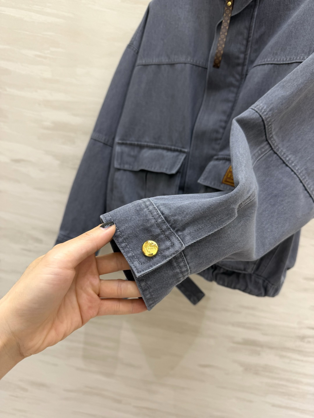 ▫Lvvv²⁶雾面水洗灰蓝立领牛仔夹克▫软质做旧牛仔面料，独特灰调复古质感▫老花皮拉链+口袋压标，轻奢细