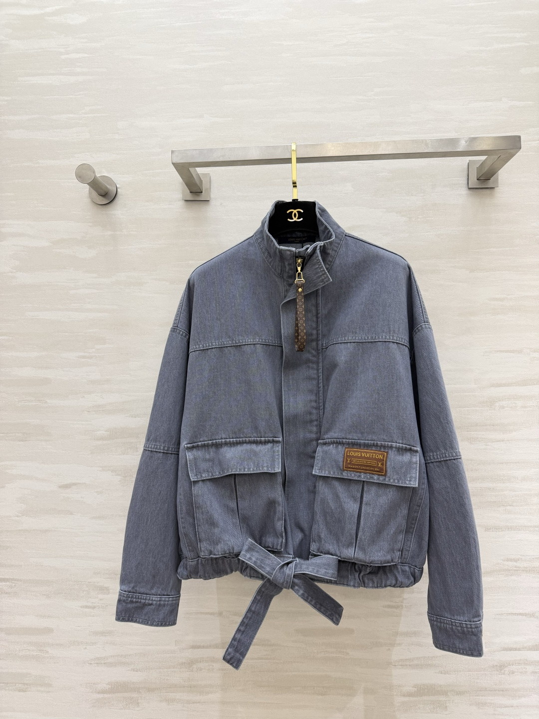 NO:929785,Lvvv matte washed gray and blue stand-collar denim jacket. Soft distressed denim fabric, unique gray tone retro texture. Presbyopia leather zipper + pocket label, light luxury details. The hem can be knotted and tied, and the waist is short to look taller and slimmer. Workwear loose silhouette. Versatile casual jacket. High quality customization. Ready for sale. Size S/M/L (S size shoulder width 56, bust 116, length 55), louis vuitton, jackets &  coats,jackets & coats,19860909Lvvv雾面水洗灰蓝立领牛仔夹克 软质做旧牛仔面料,独特灰调复古质感 老花皮拉链+口袋压标,轻奢细节 下摆可打结绑带,收腰短款显高显瘦 工装宽松廓形 百搭休闲外套 高品质定制 现货首发sizeS/M/L（s码肩宽56,胸围116,衣长55）,,louis vuitton,jackets & coats,jackets & coats,,Women's clothing