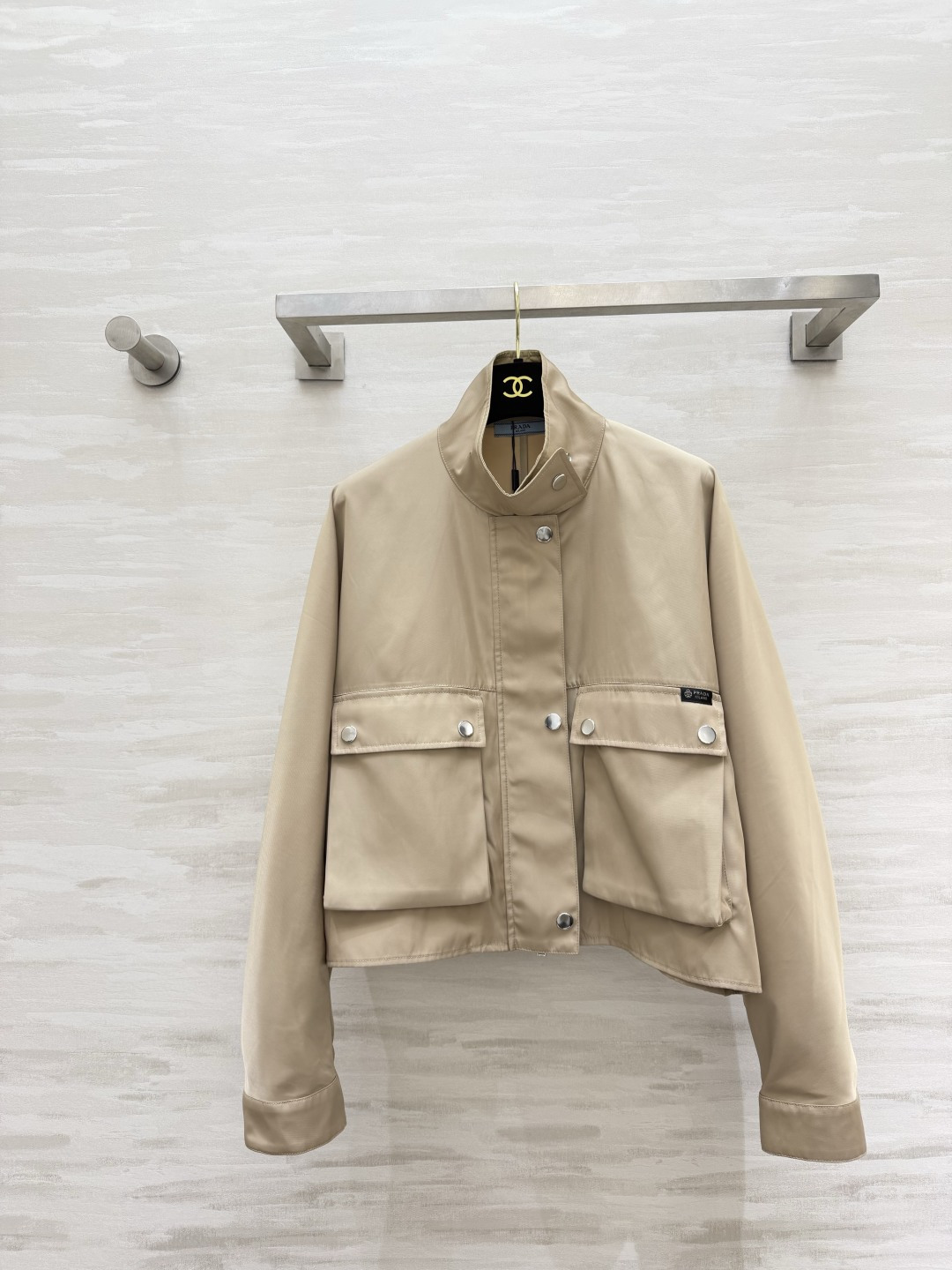 NO:929767,Prad Milk Tea Khaki Stand Collar Workwear Short Jacket. Matte windproof crisp fabric, anti-wrinkle and easy to care for. Large three-dimensional patch pockets on both sides + silver metal snap buttons, with a workwear atmosphere. Webbing logo on the side of the pocket, low-key brand details. Short and loose silhouette, making you appear taller and slimmer. A versatile jacket for commuting!  High-quality customization, available in stock first size S/M/L (S size bust 114, length 50), prada, jackets & coats, jackets & coats,19860909Prad奶茶卡其立领工装短夹克 哑光防风挺括面料,抗皱易打理 双侧立体大贴袋+银色金属按扣,工装氛围感 口袋侧边织带logo标,低调品牌细节 短款宽松廓形,显高显瘦,通勤百搭外套！高品质定制 现货首发sizeS/M/L（s码胸围114,衣长50）,,prada,jackets & coats,jackets & coats,,Women's clothing