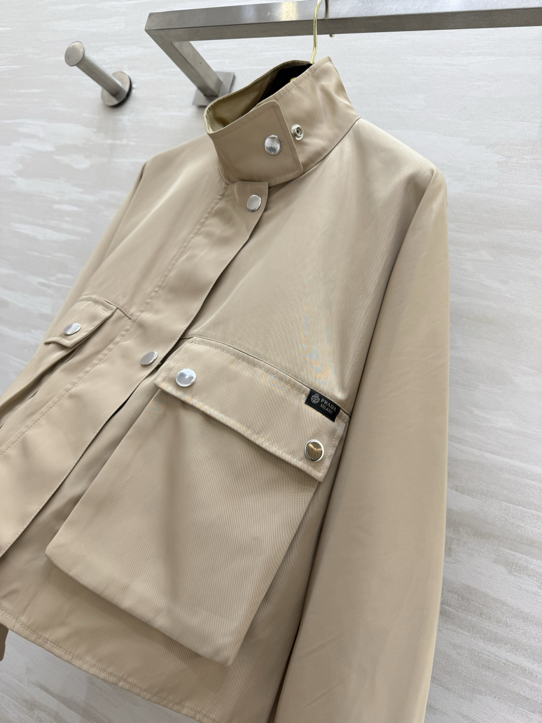 ▫Prad♡²⁶奶茶卡其立领工装短夹克▫哑光防风挺括面料，抗皱易打理▫双侧立体大贴袋+银色金属按扣，工装