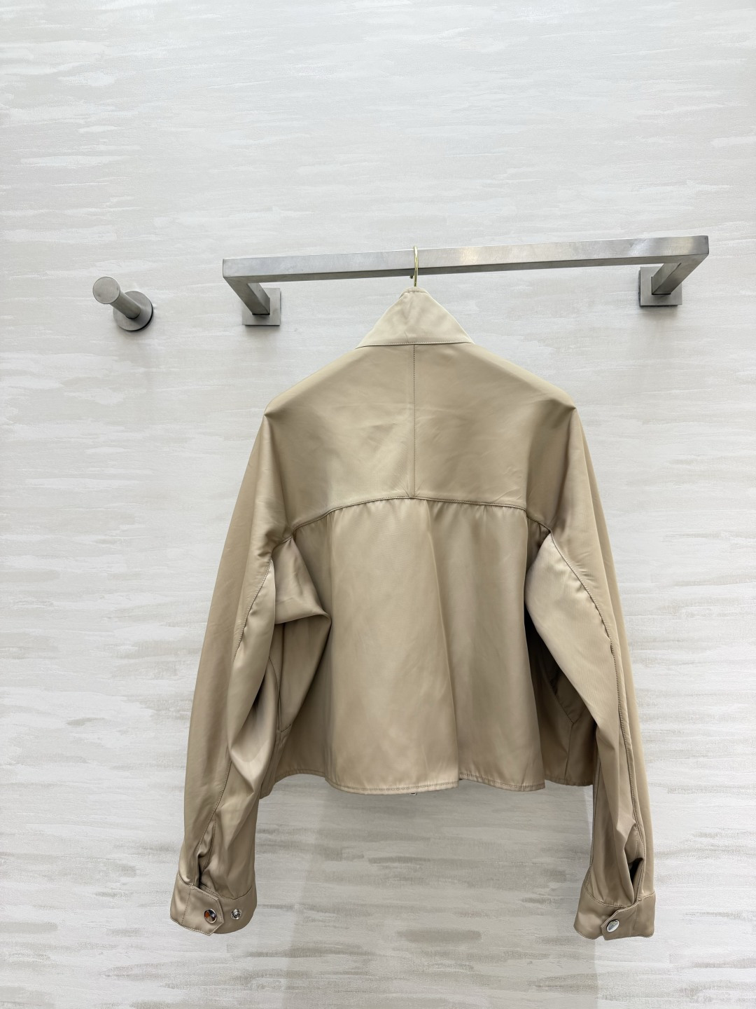 ▫Prad♡²⁶奶茶卡其立领工装短夹克▫哑光防风挺括面料，抗皱易打理▫双侧立体大贴袋+银色金属按扣，工装