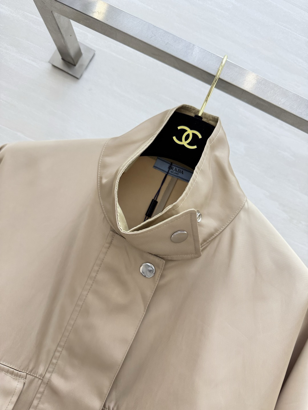 ▫Prad♡²⁶奶茶卡其立领工装短夹克▫哑光防风挺括面料，抗皱易打理▫双侧立体大贴袋+银色金属按扣，工装
