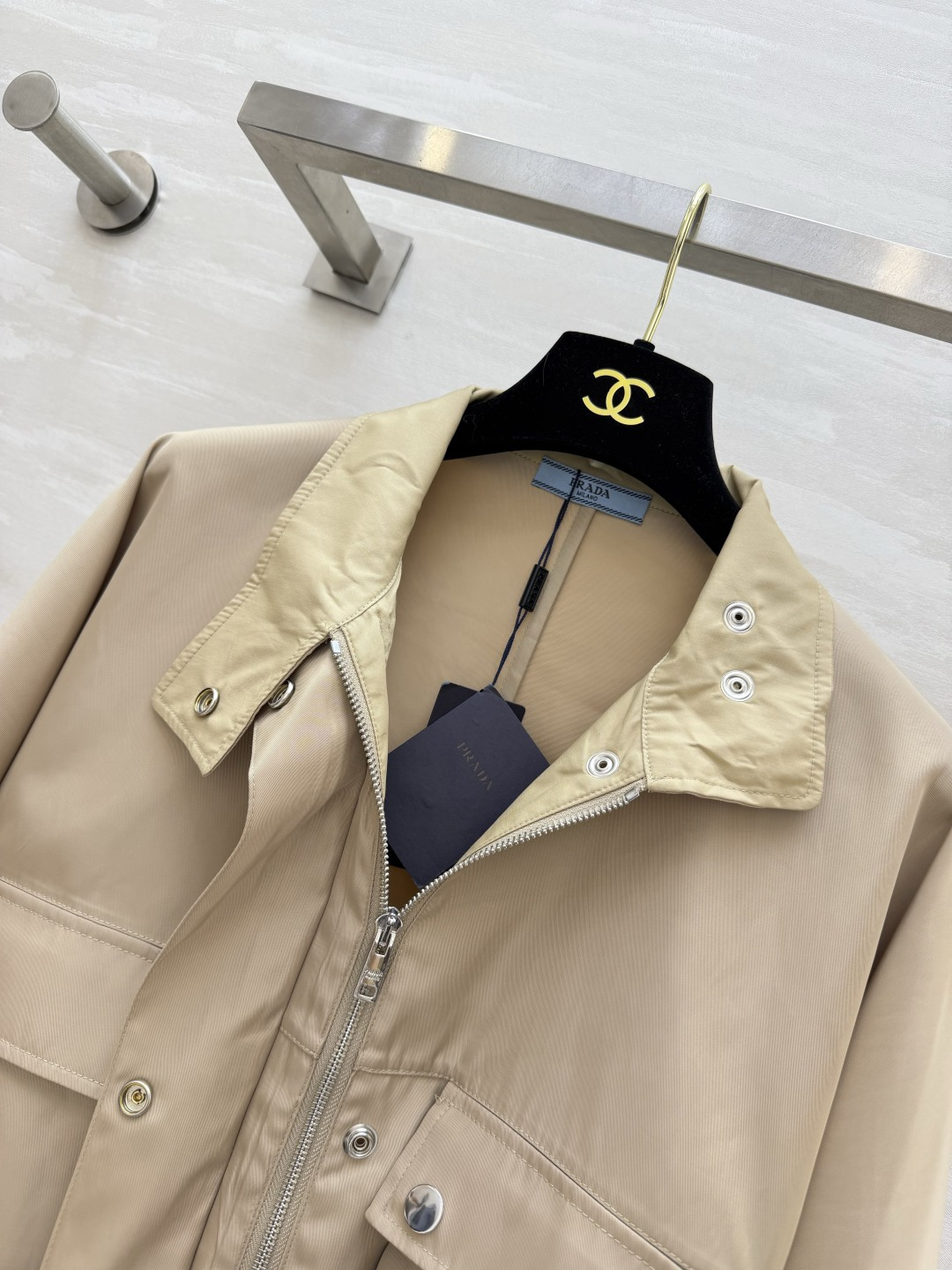 ▫Prad♡²⁶奶茶卡其立领工装短夹克▫哑光防风挺括面料，抗皱易打理▫双侧立体大贴袋+银色金属按扣，工装