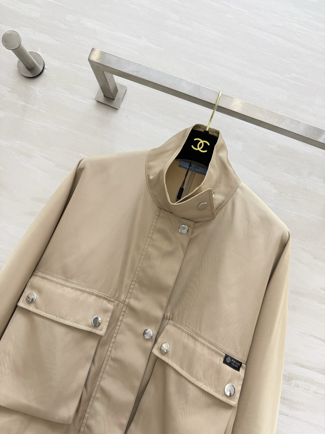 ▫Prad♡²⁶奶茶卡其立领工装短夹克▫哑光防风挺括面料，抗皱易打理▫双侧立体大贴袋+银色金属按扣，工装
