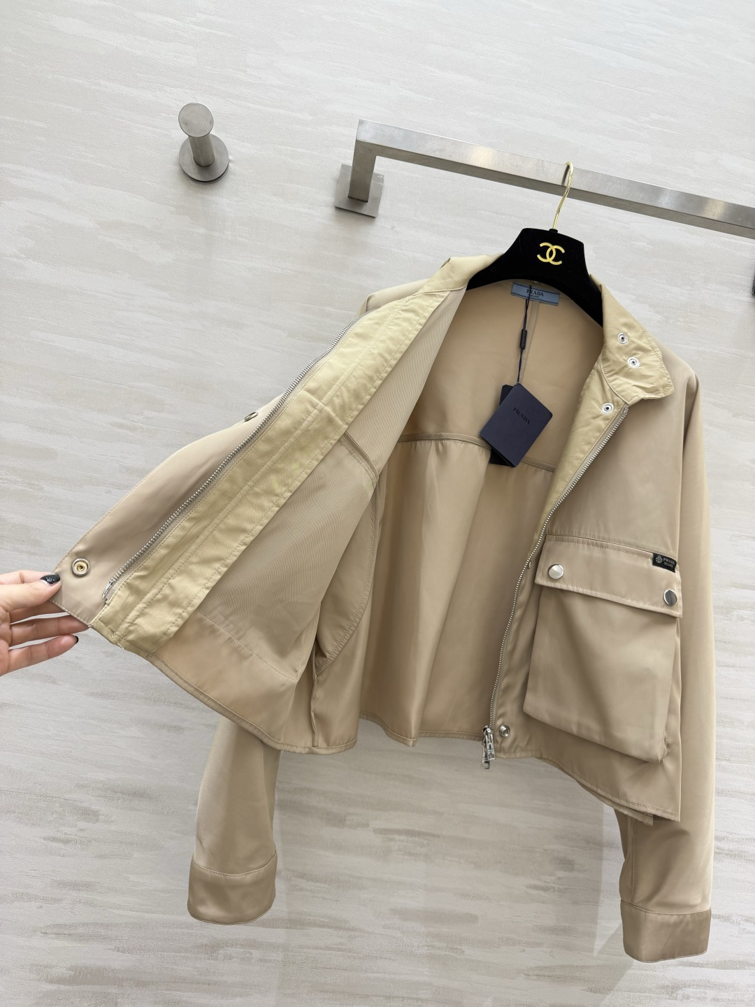 ▫Prad♡²⁶奶茶卡其立领工装短夹克▫哑光防风挺括面料，抗皱易打理▫双侧立体大贴袋+银色金属按扣，工装